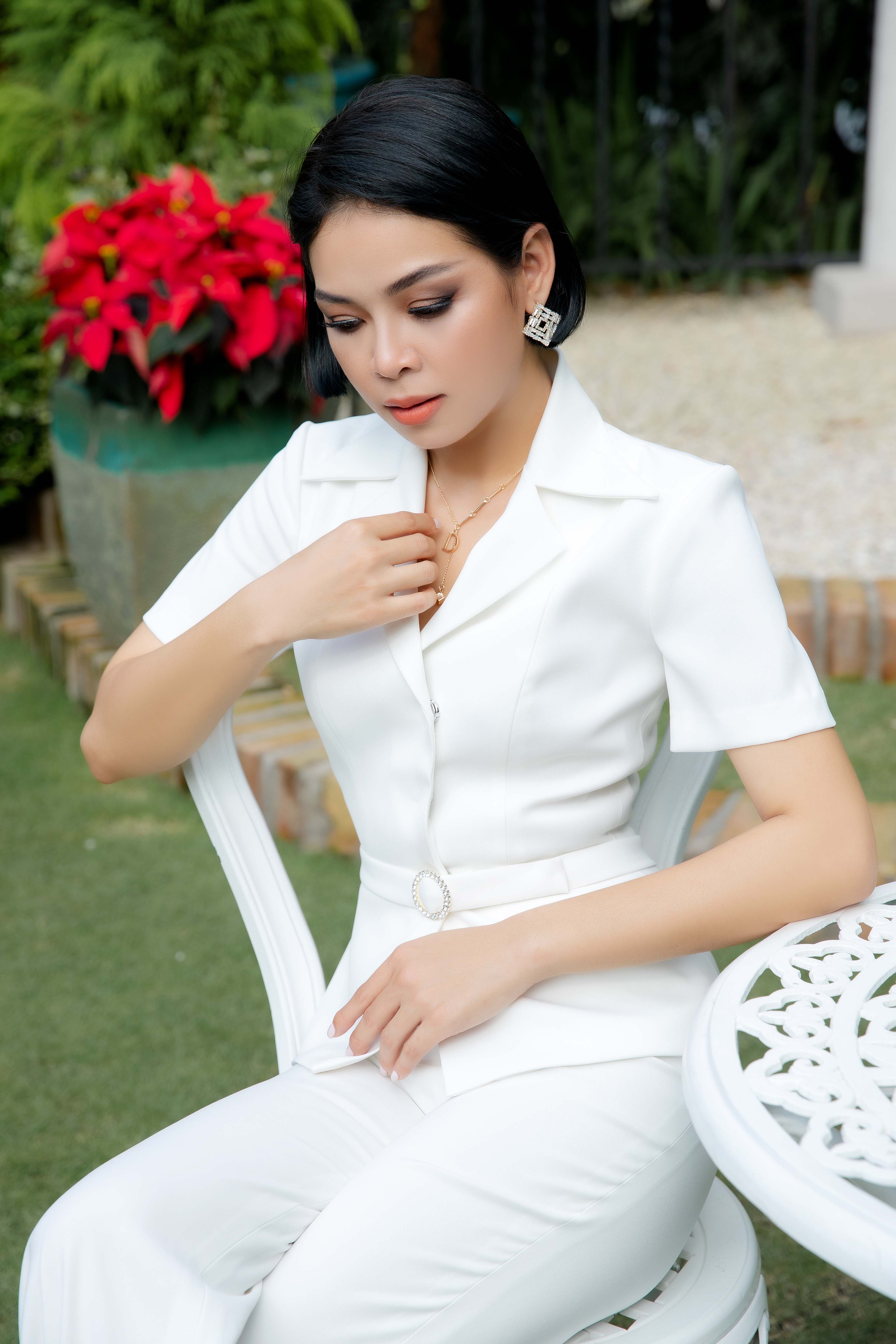 Áo vest trắng phối váy kèm áo nhung đen sang chảnh - LaKing House