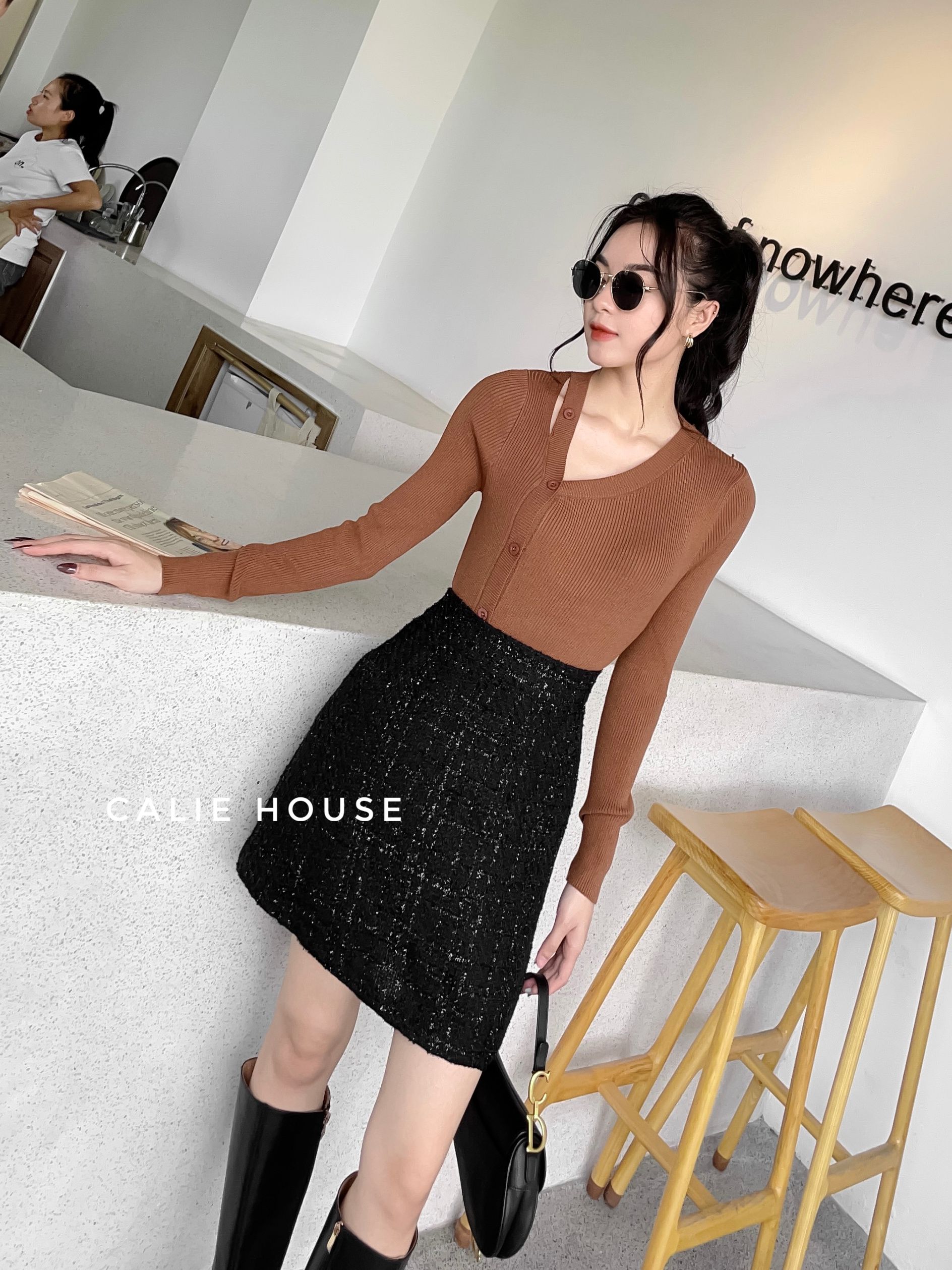 Áo len cổ V cách điệu