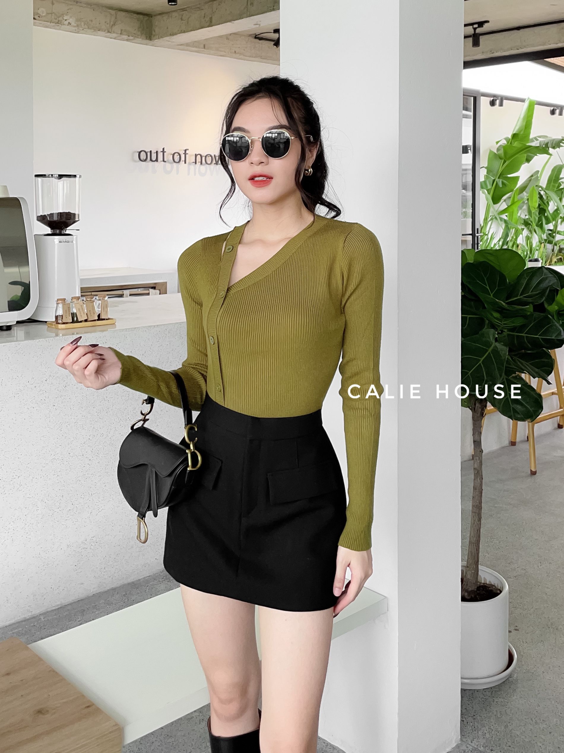 Áo len cổ V cách điệu