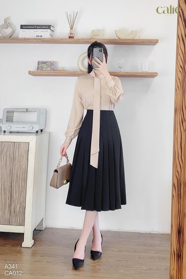Chân váy xếp ly dáng dài thanh lịch