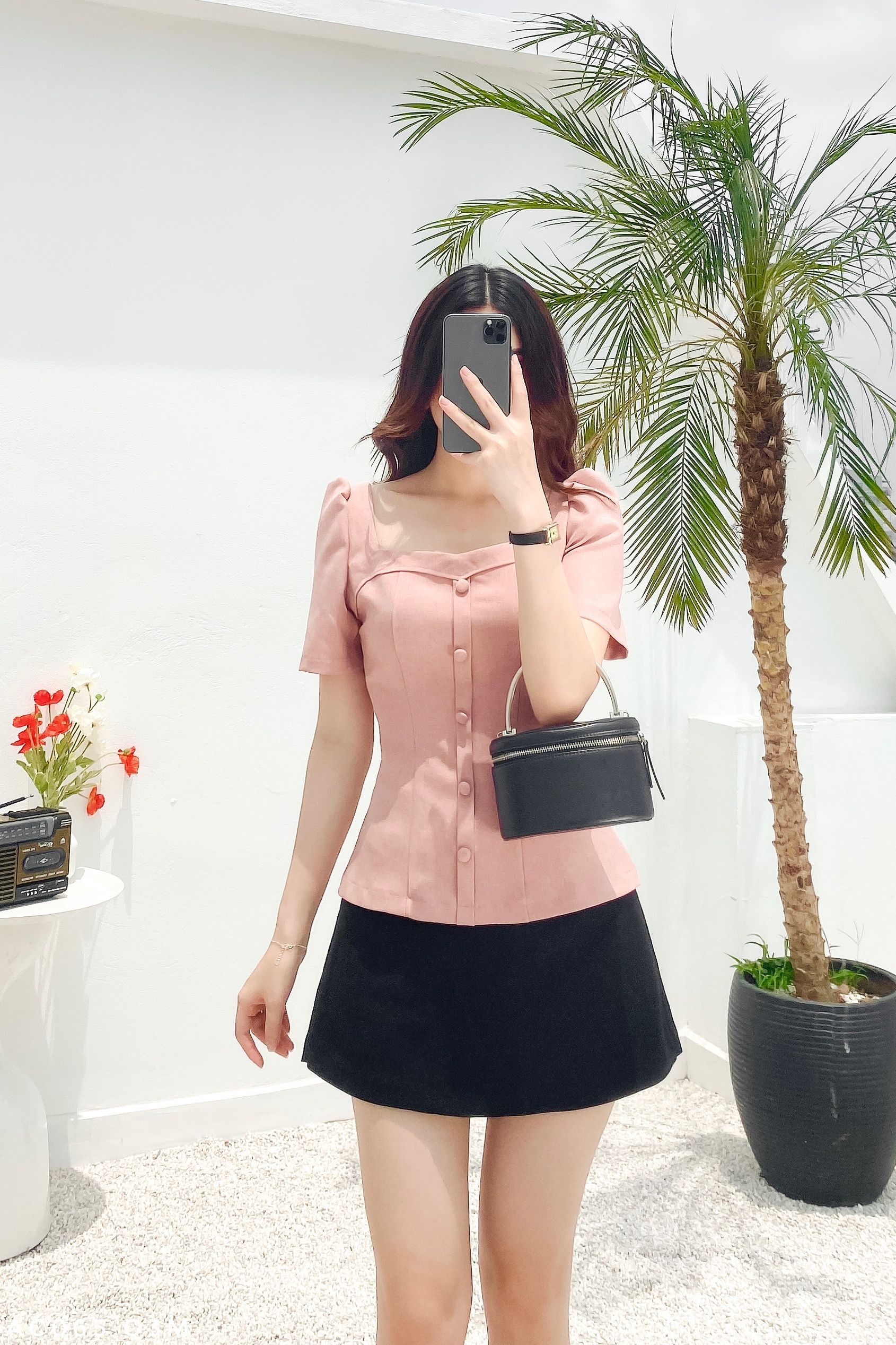 Áo cách điệu cổ vuông phối cúc bọc sang chảnh