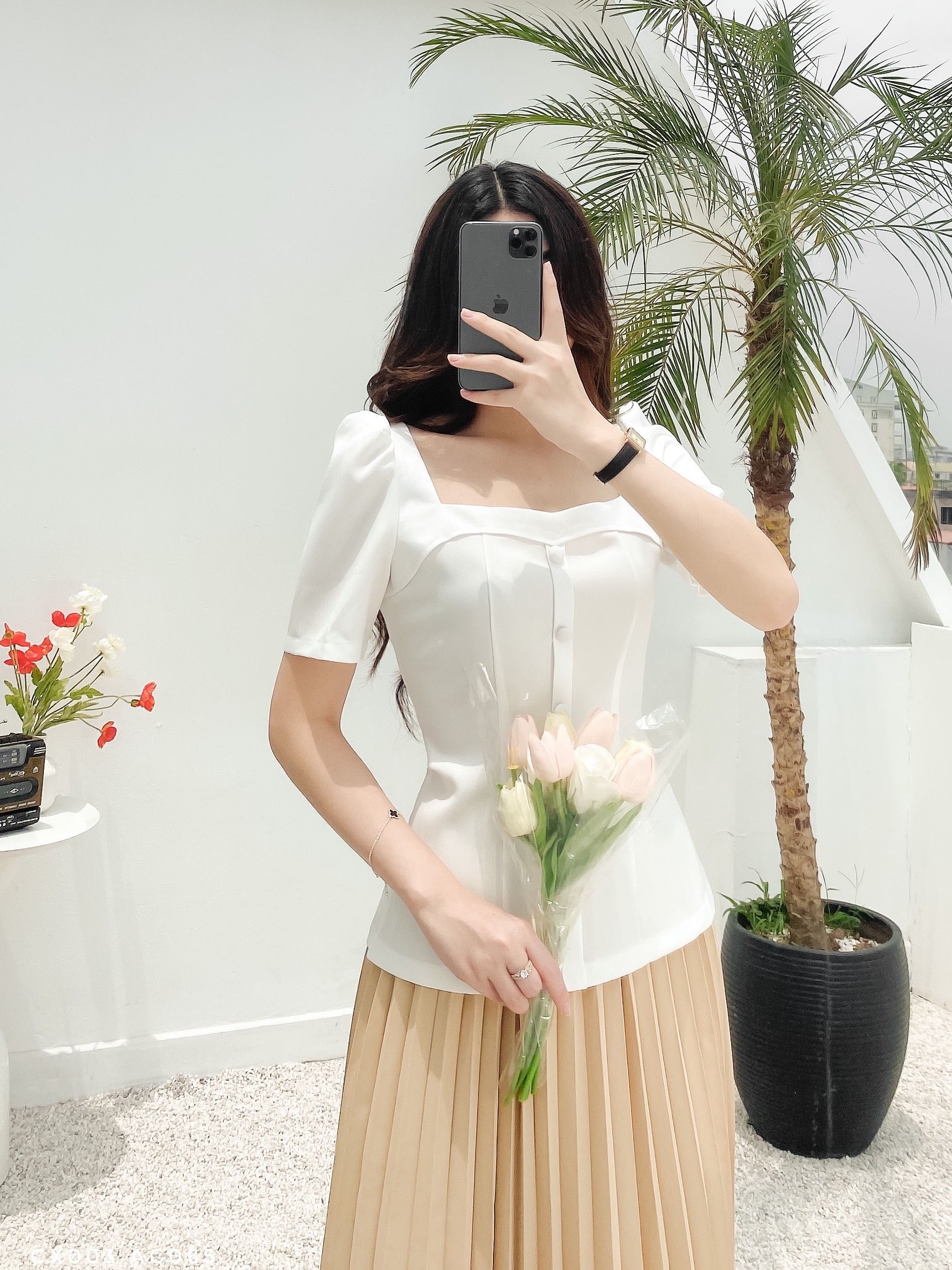 Áo cách điệu cổ vuông phối cúc bọc sang chảnh