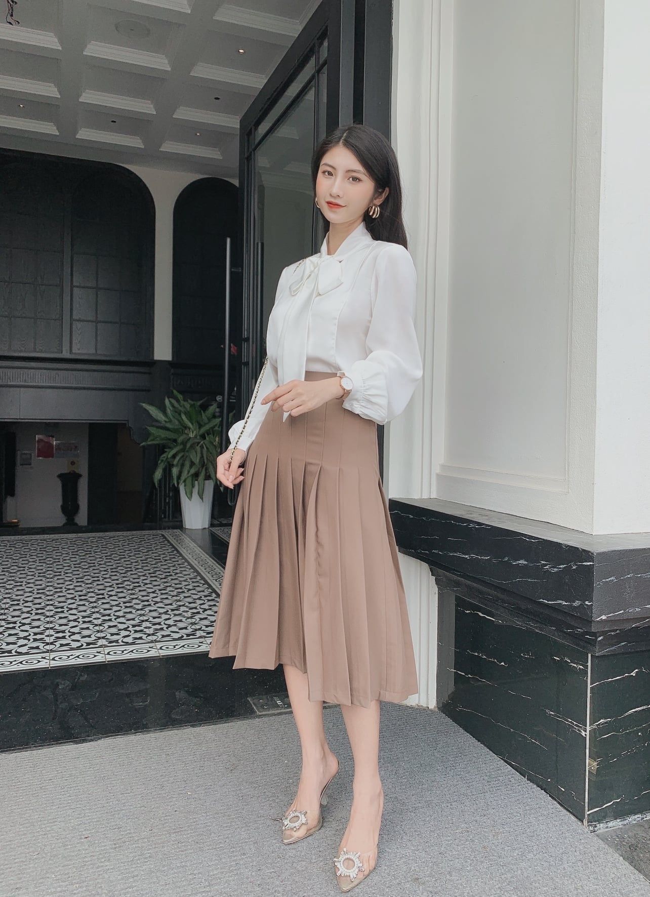 Chân váy xếp ly dáng dài thanh lịch