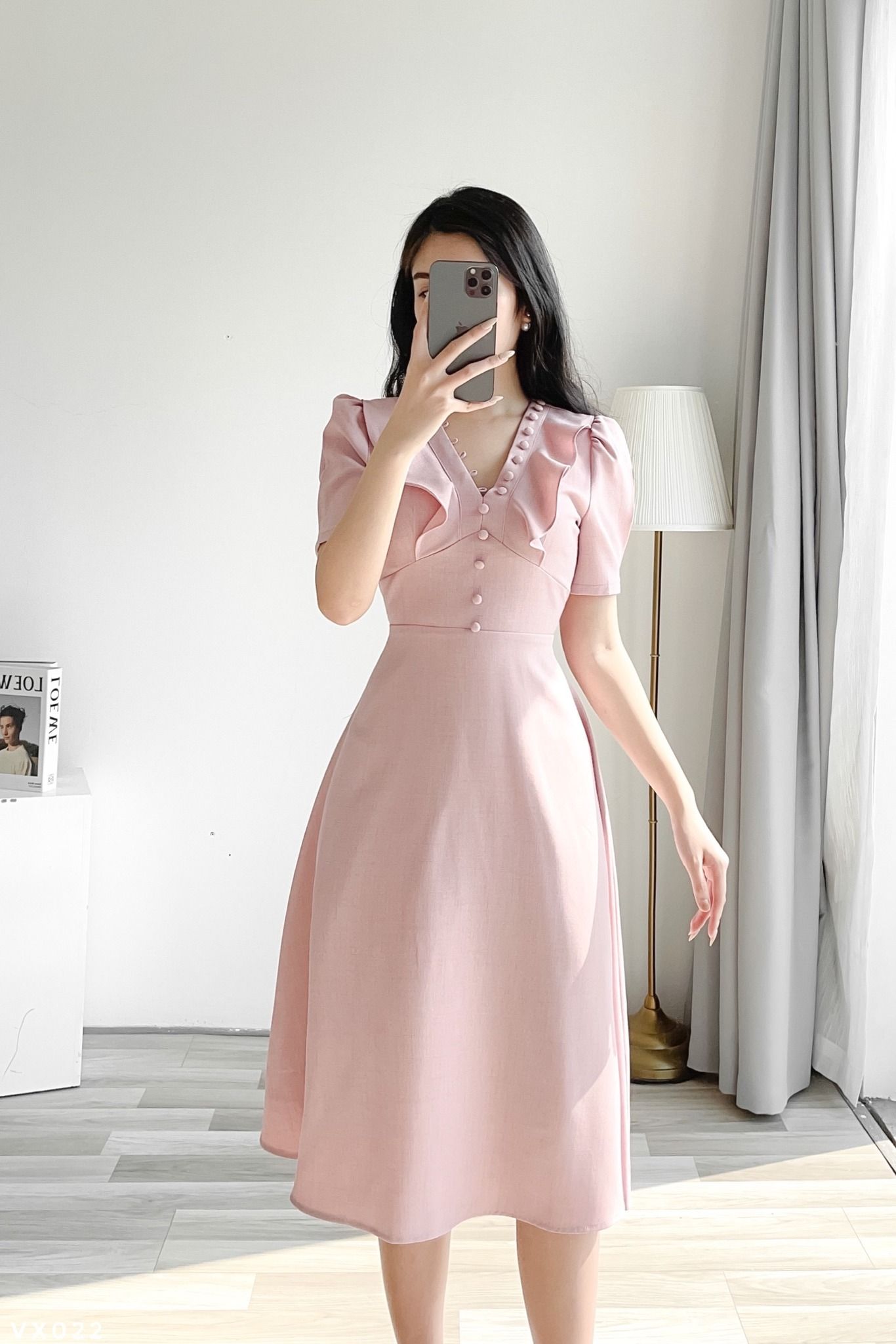 Váy dáng xòe cổ V phối bèo tiều thư