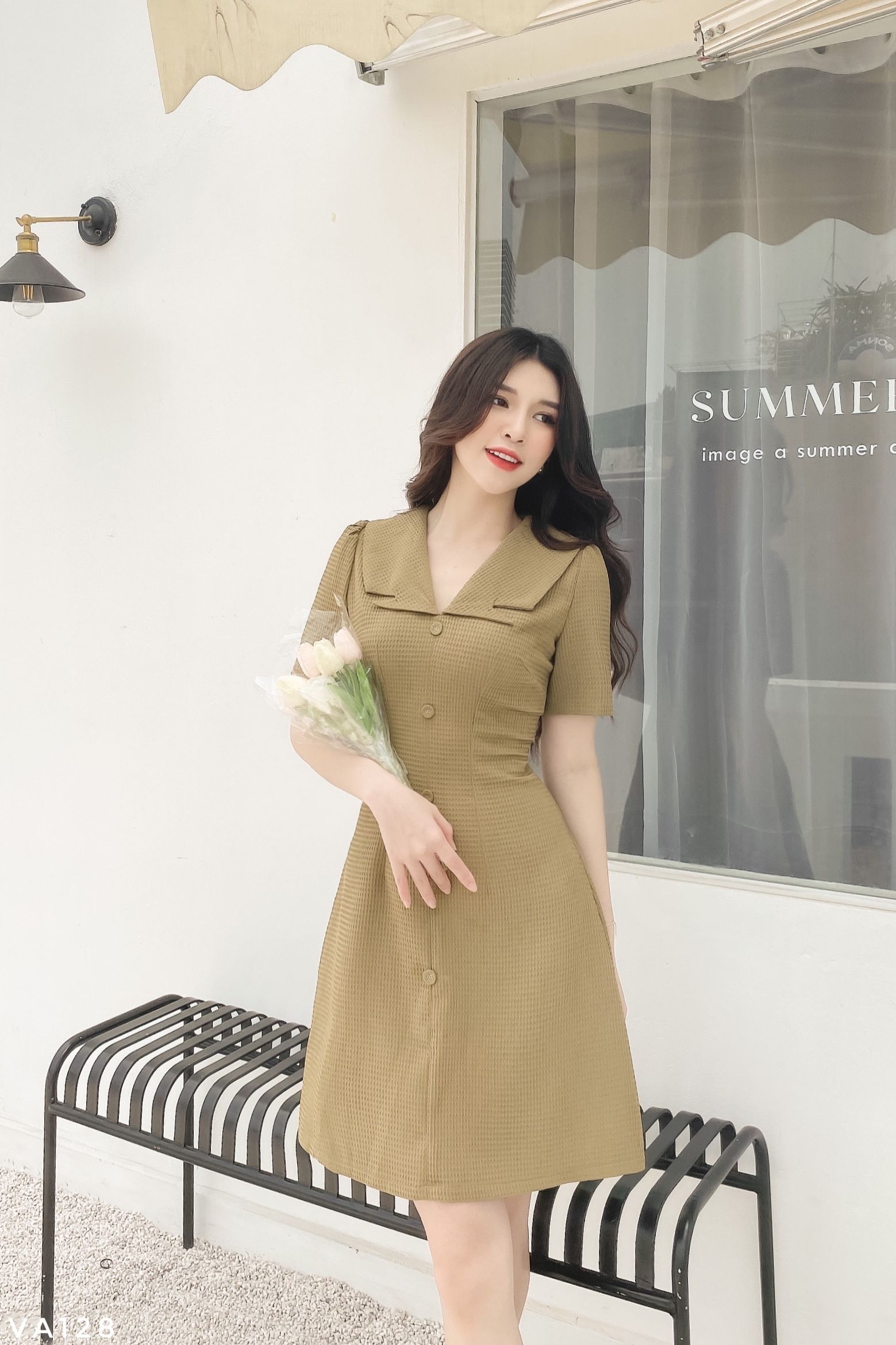 Váy dáng A cổ kiểu phối cúc bọc trẻ trung