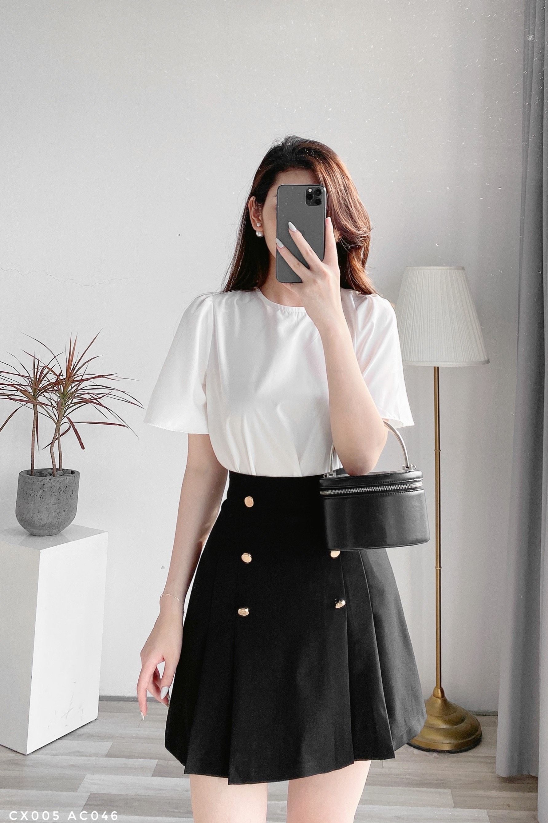 Chân váy xếp ly đính cúc trẻ trung