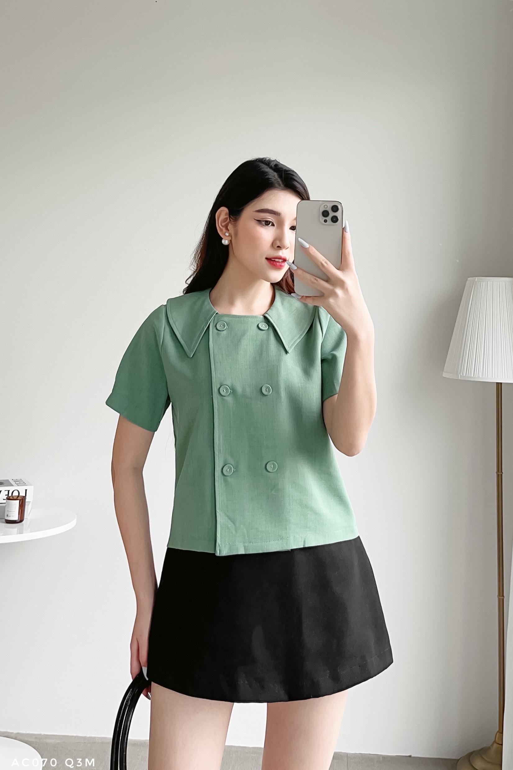 Áo croptop cách điệu phối cúc bọc trẻ trung