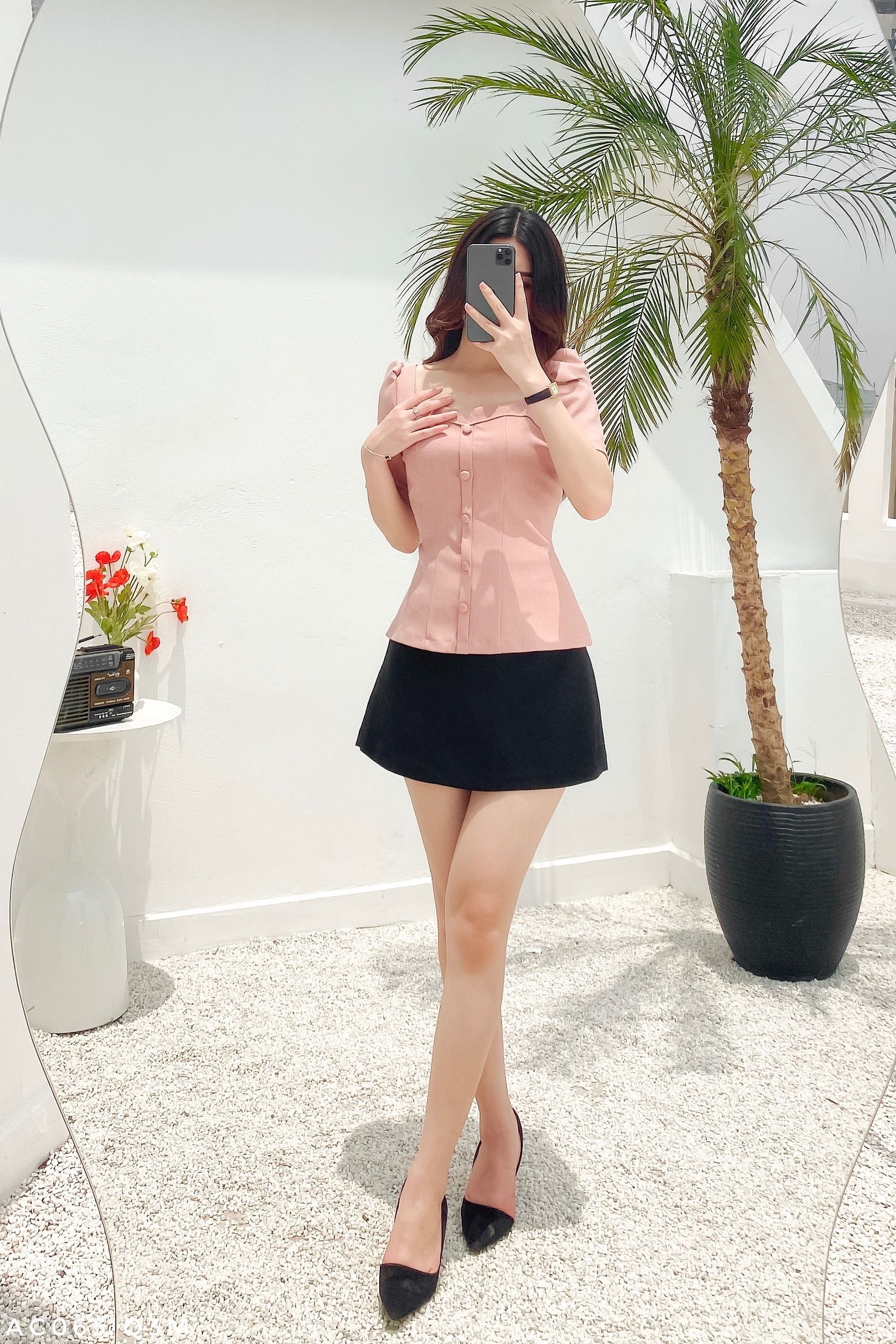 Áo cách điệu cổ vuông phối cúc bọc sang chảnh