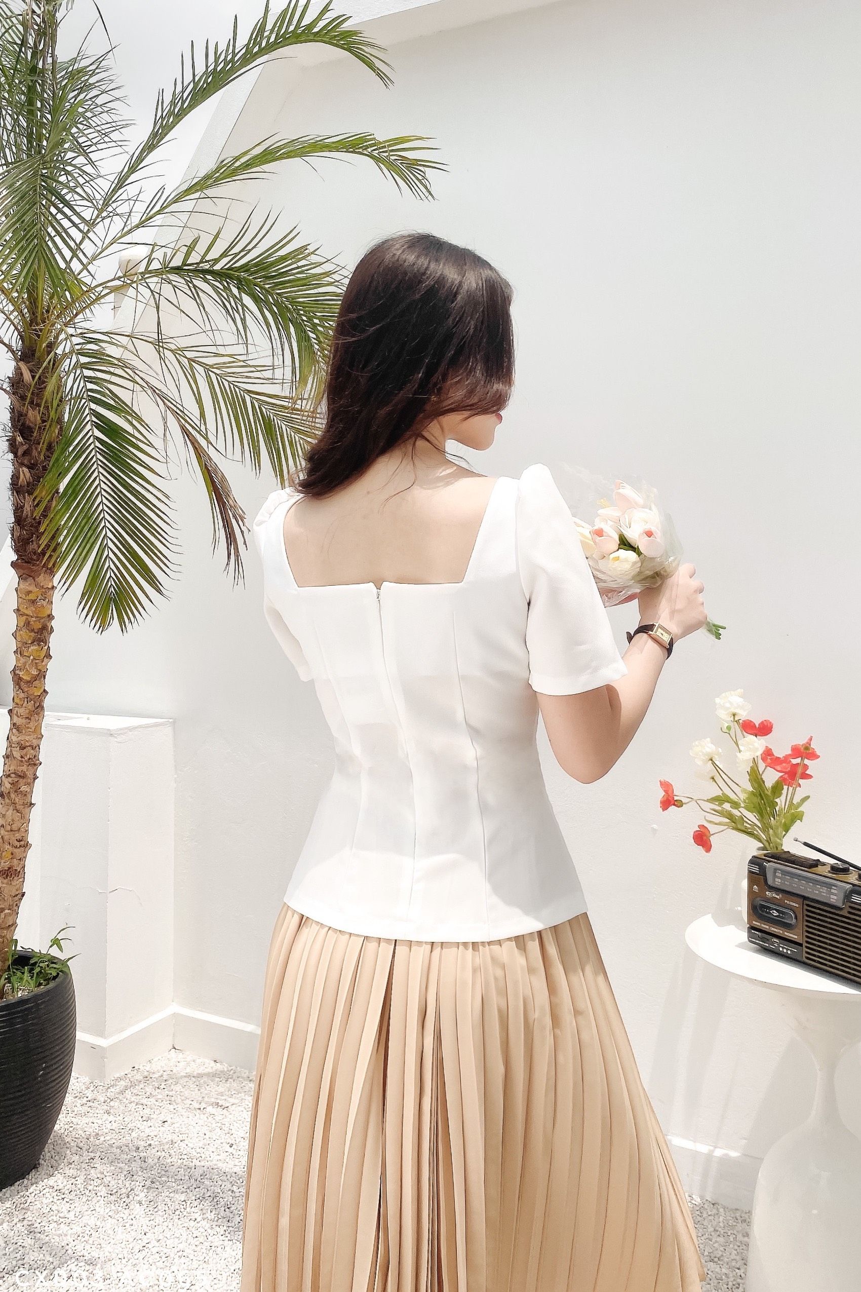 Áo cách điệu cổ vuông phối cúc bọc sang chảnh