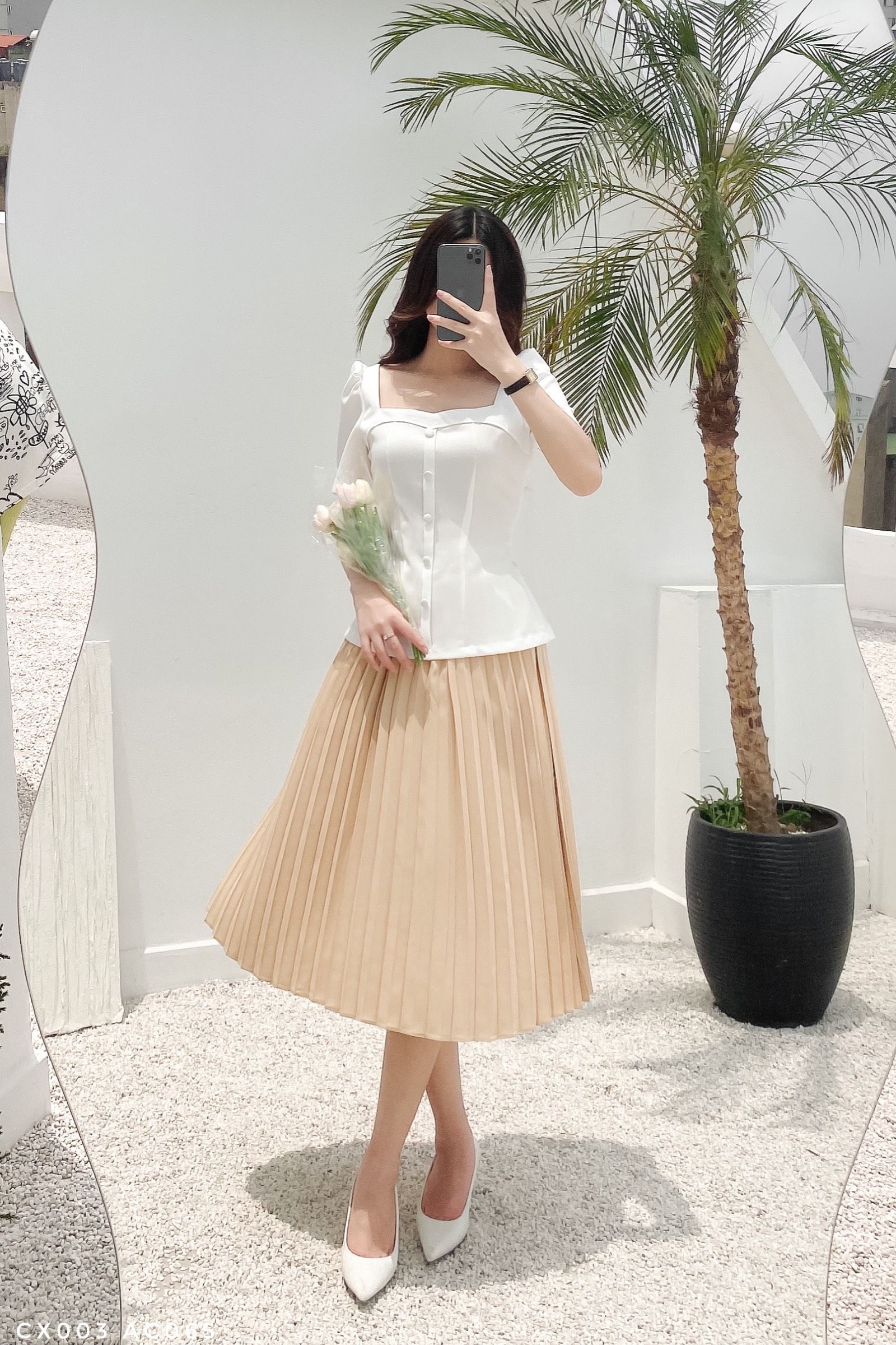 Áo cách điệu cổ vuông phối cúc bọc sang chảnh