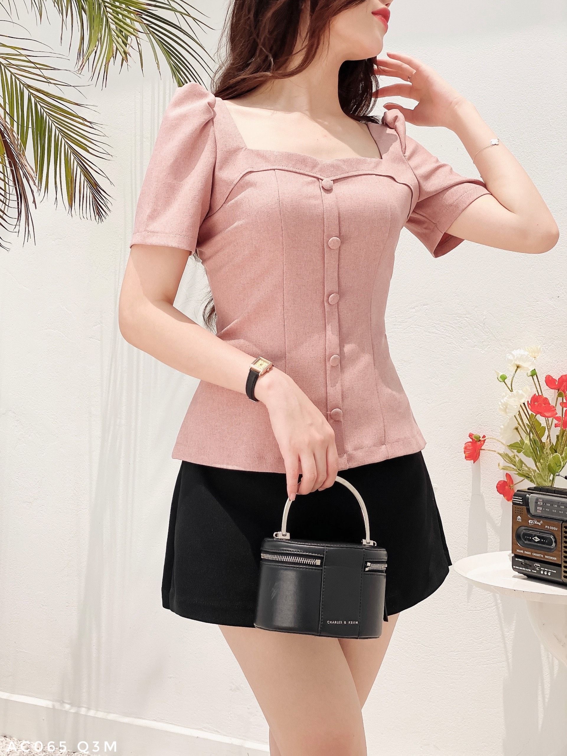 Áo cách điệu cổ vuông phối cúc bọc sang chảnh
