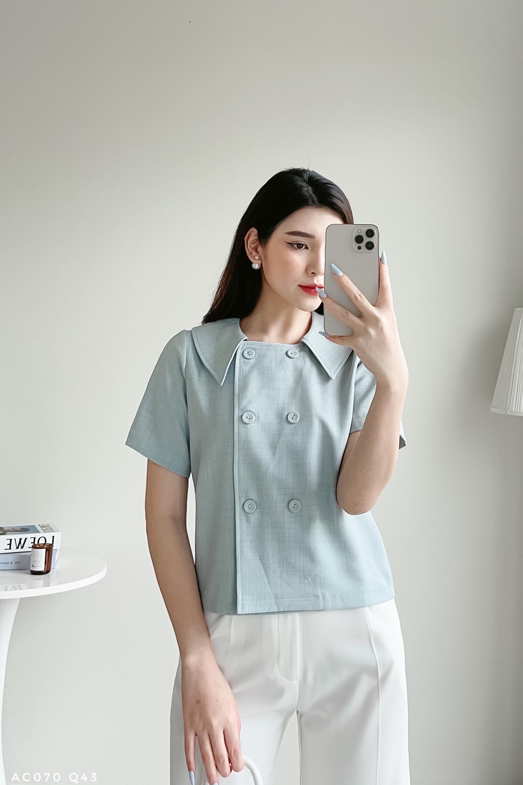 Áo croptop cách điệu phối cúc bọc trẻ trung