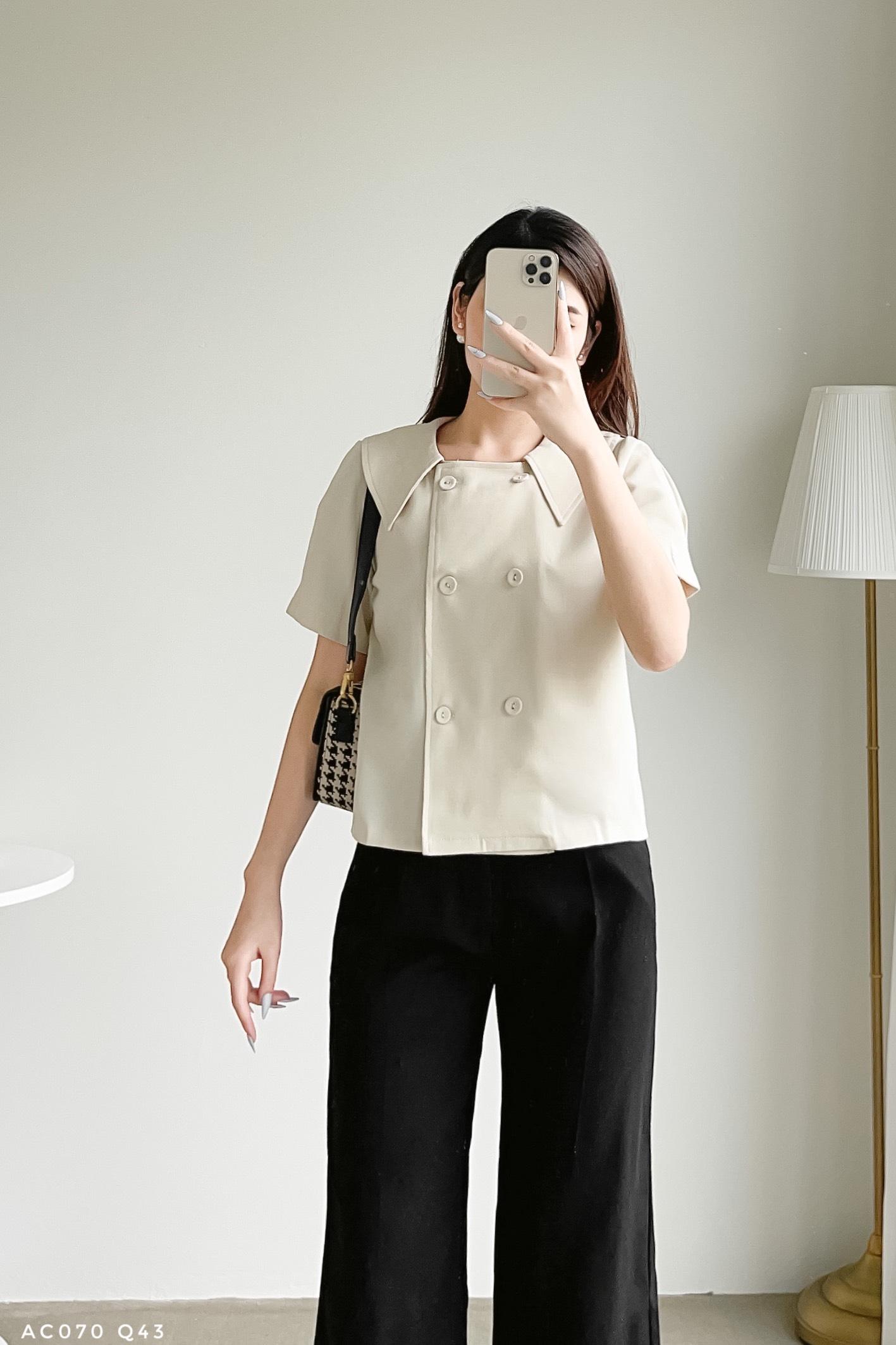 Áo croptop cách điệu phối cúc bọc trẻ trung