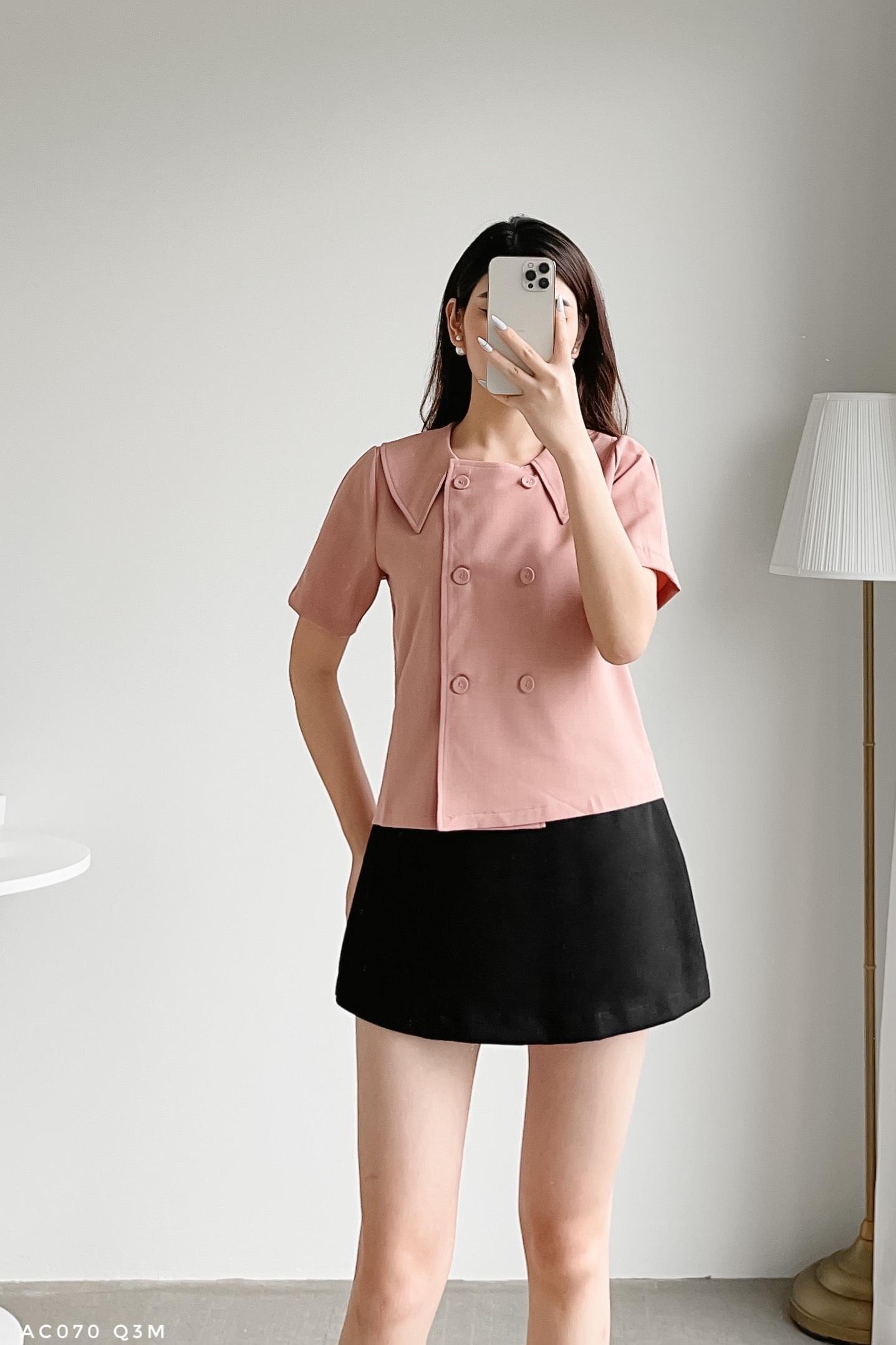 Áo croptop cách điệu phối cúc bọc trẻ trung