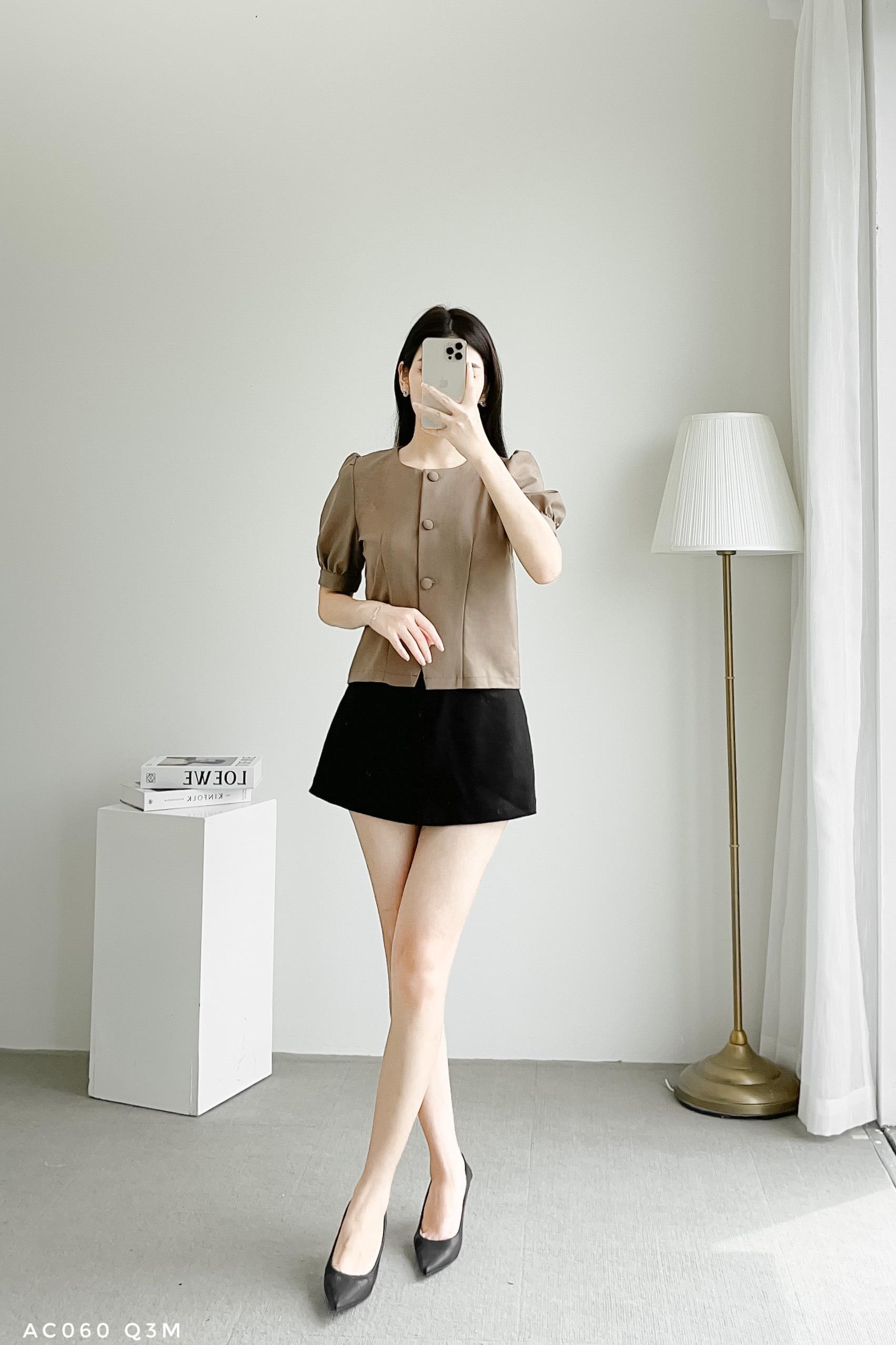 Áo croptop phối cúc bọc trẻ trung