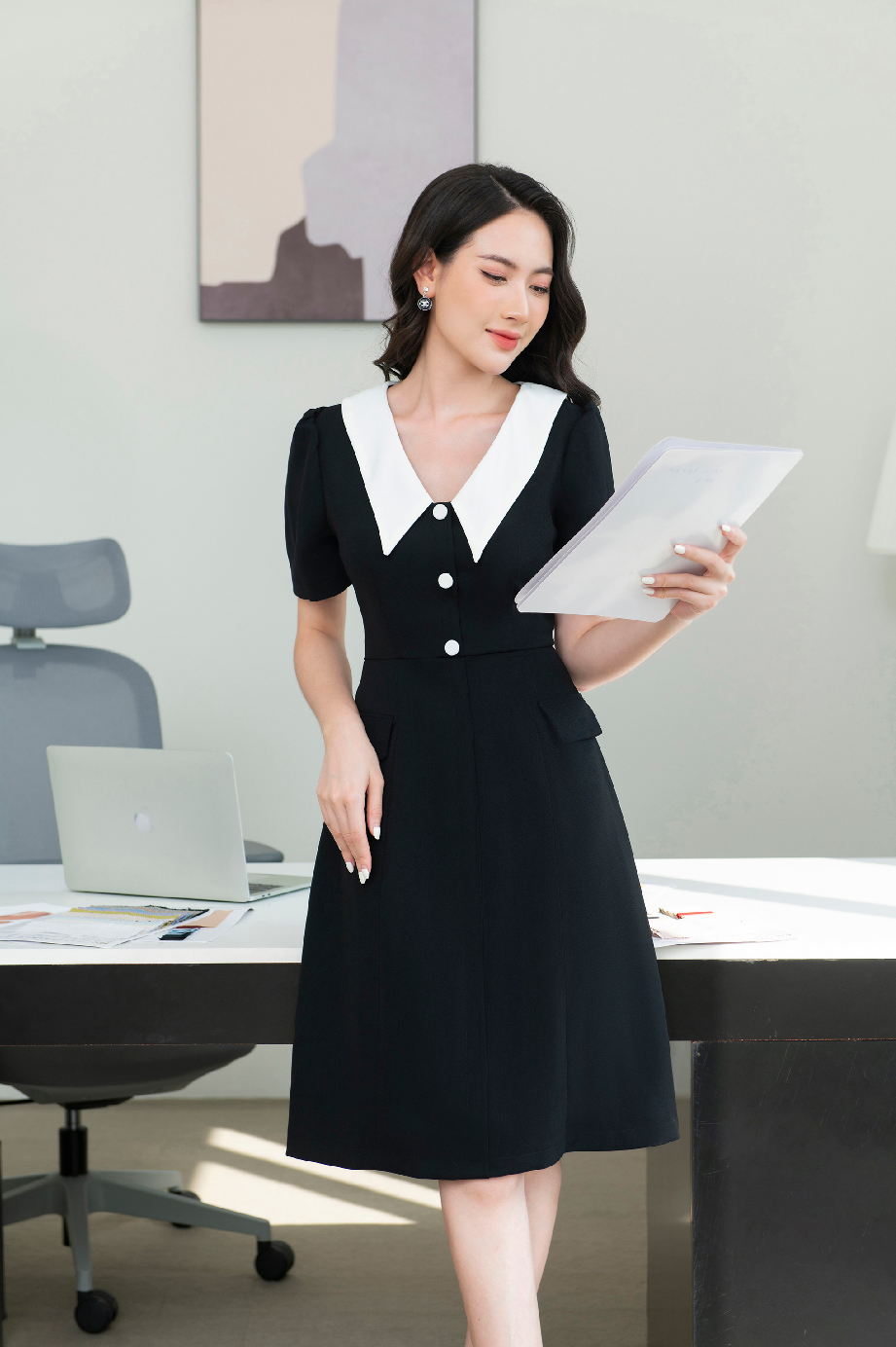 Váy dáng A phối cổ đính cúc đá sang chảnh