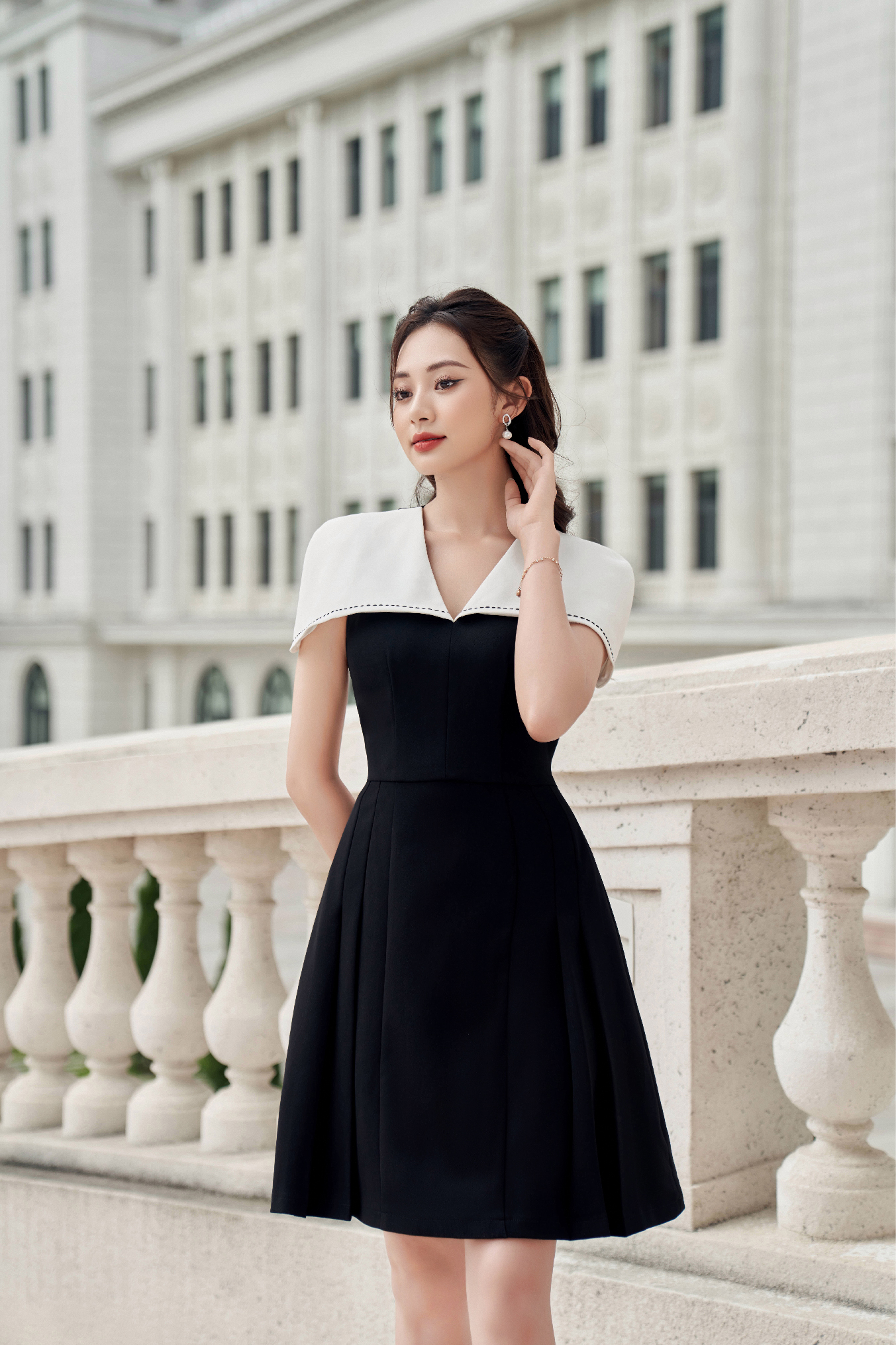 Váy dángA phối cổ tay chờm chiết ly thanh lịch
