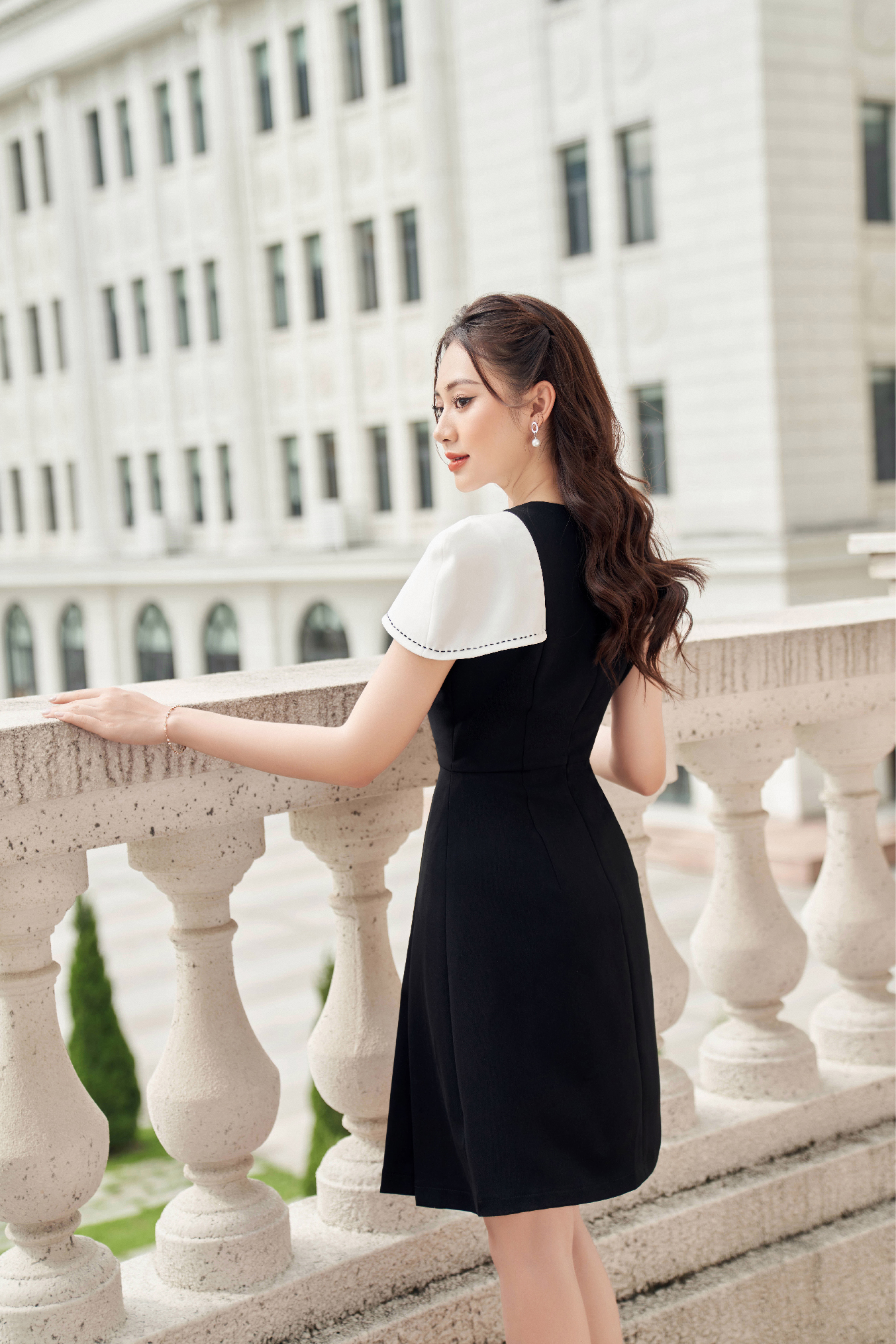 Váy dángA phối cổ tay chờm chiết ly thanh lịch