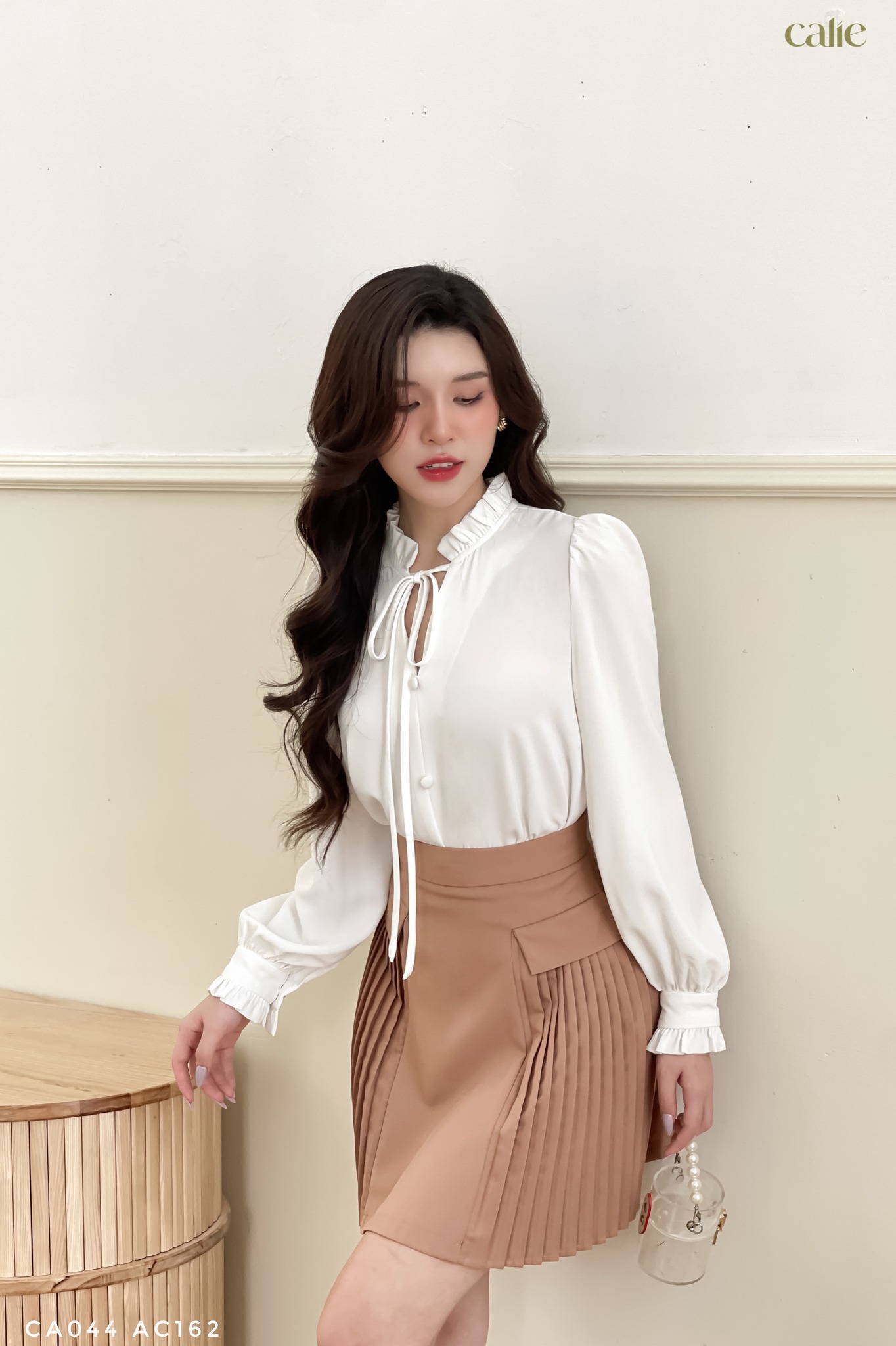 Áo cách điệu phối bèo buộc nơ tiểu thư