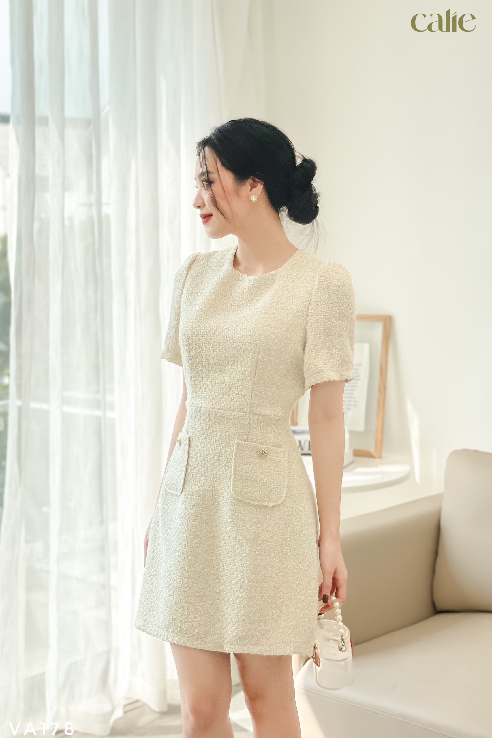 Váy dáng A tay cộc cổ phối ren nữ tính