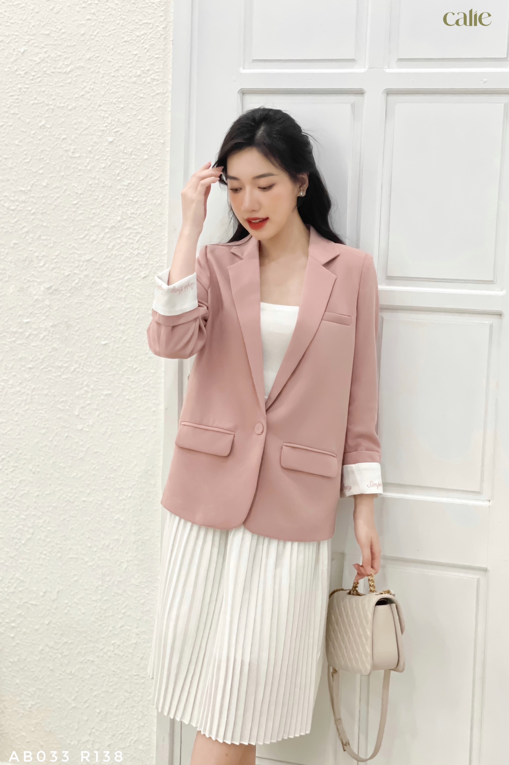 Áo blazer phối tay thêu thanh lịch
