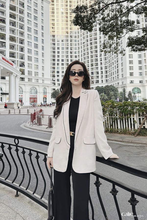 Áo blazer cổ cách điệu phối viền sang chảnh