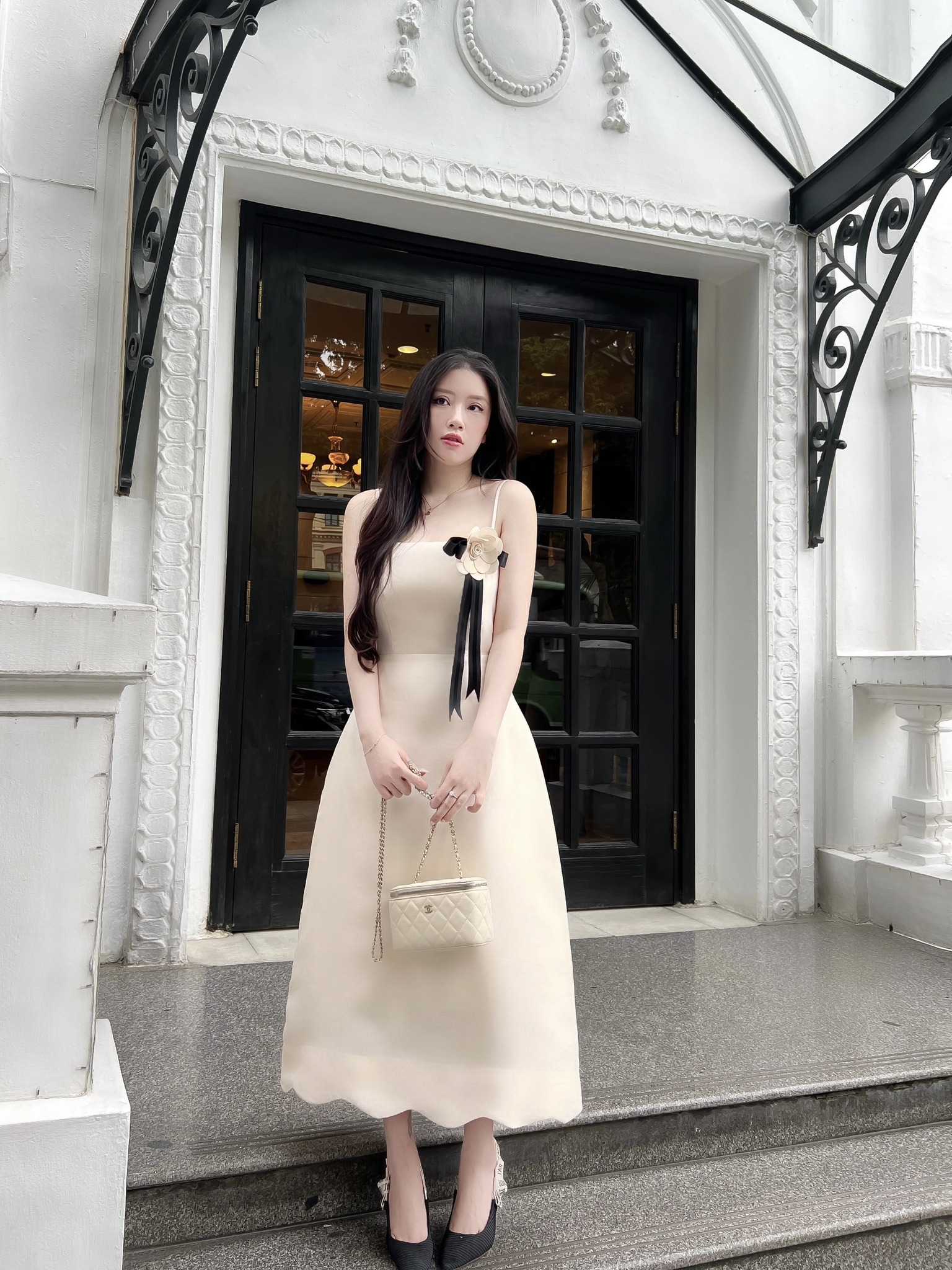Váy 2 dây cài hoa ngực thanh lịch