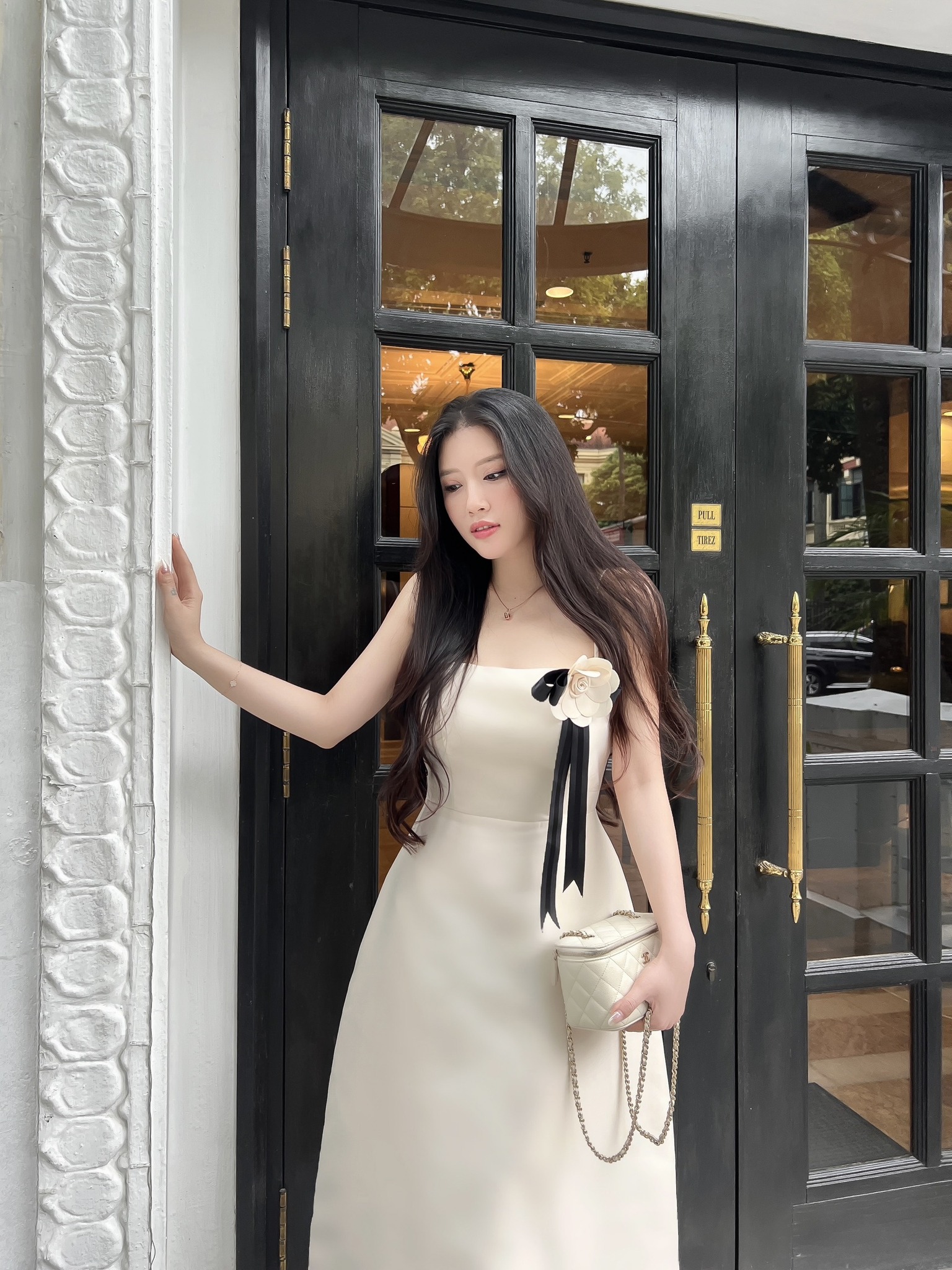 Váy 2 dây cài hoa ngực thanh lịch
