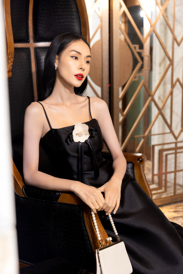 Váy 2 dây cài hoa ngực thanh lịch