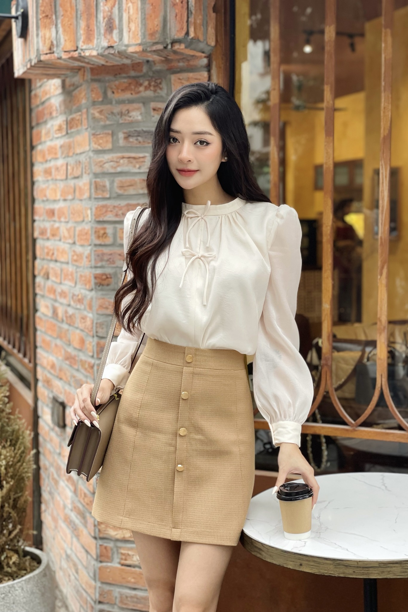 Áo cách điệu cổ  tròn 3cm xẻ thắt nơ nữ tính