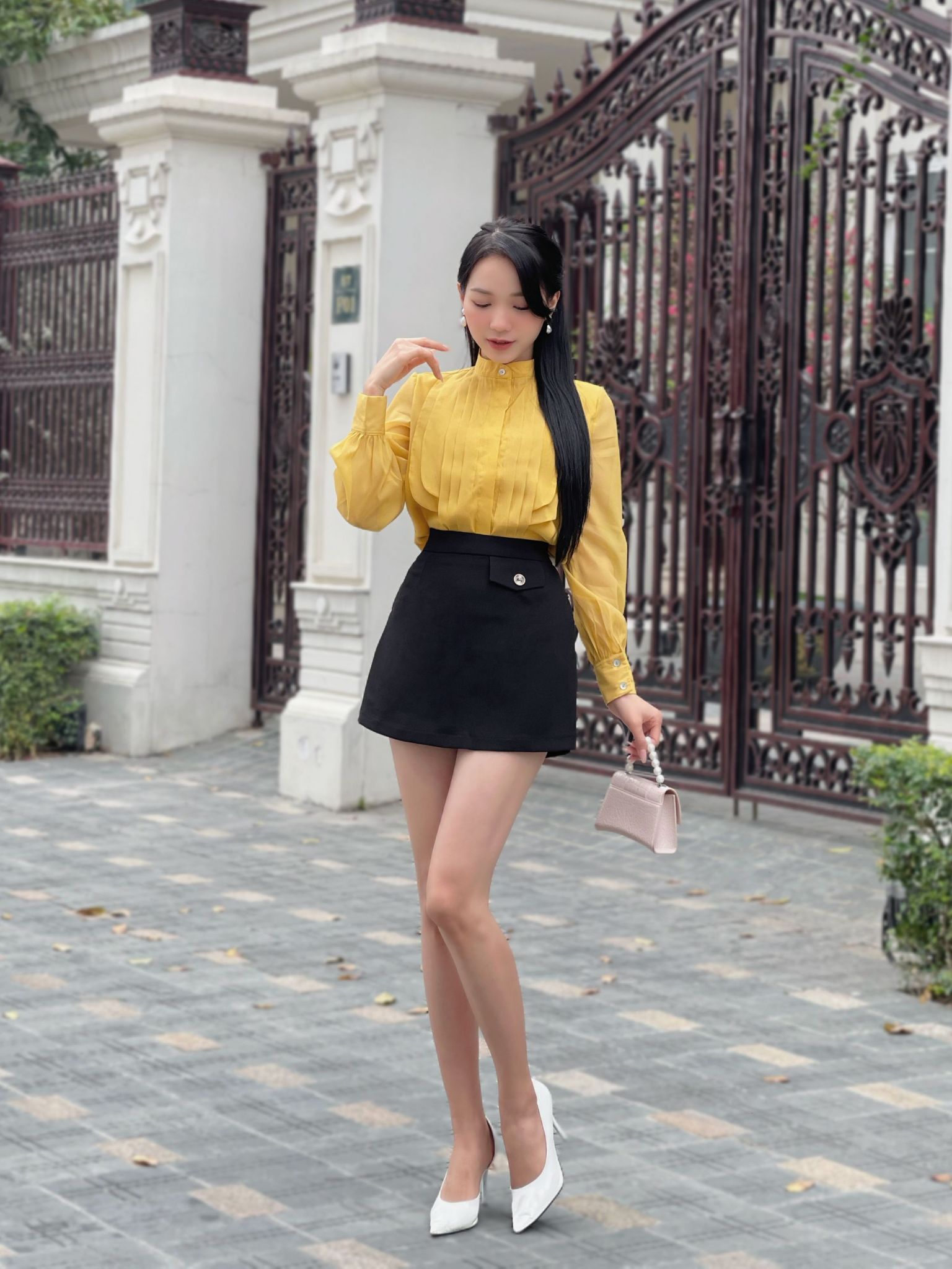 Áo tơ cách điệu xếp ly thân cổ tàu