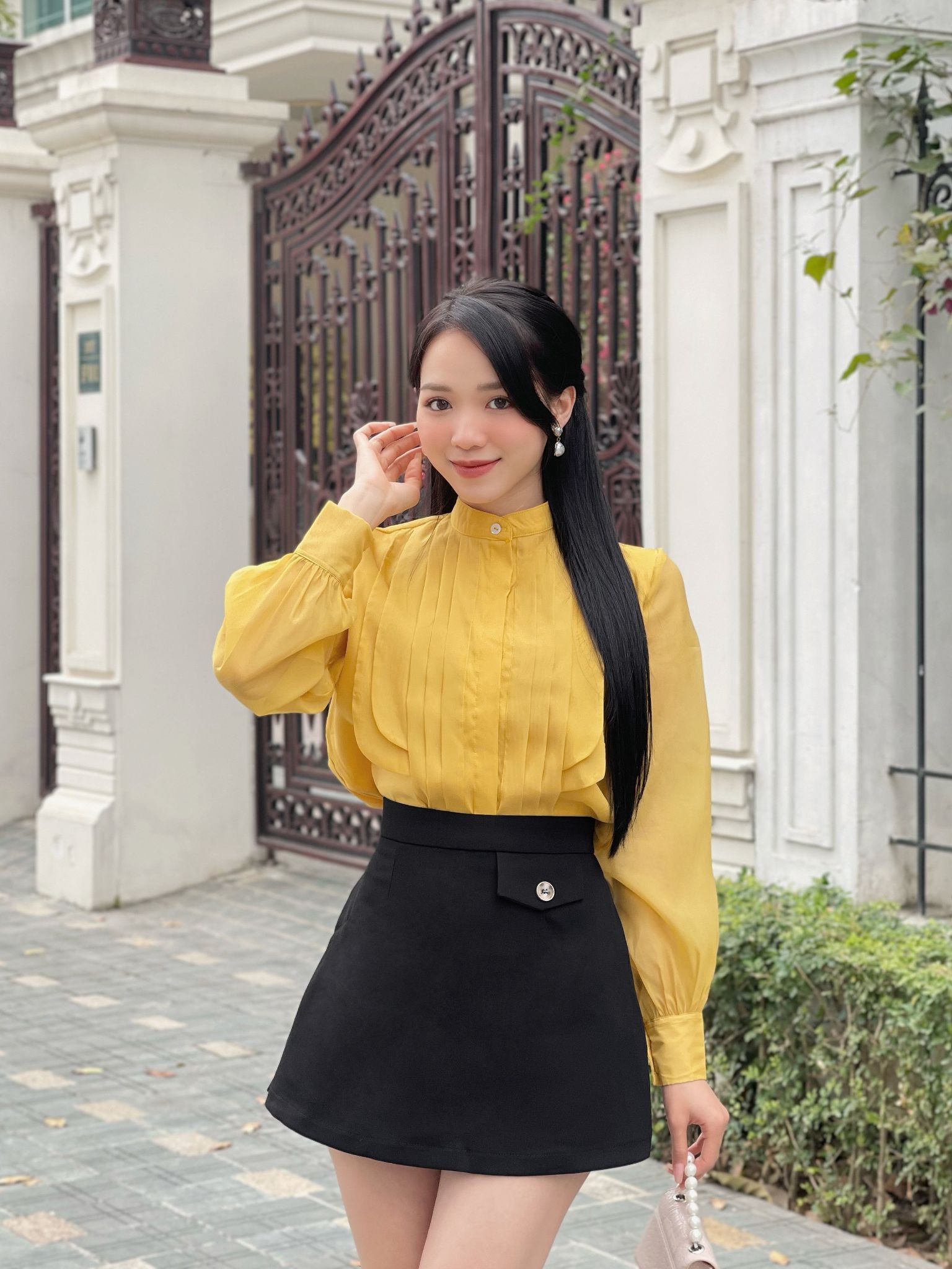 Áo tơ cách điệu xếp ly thân cổ tàu