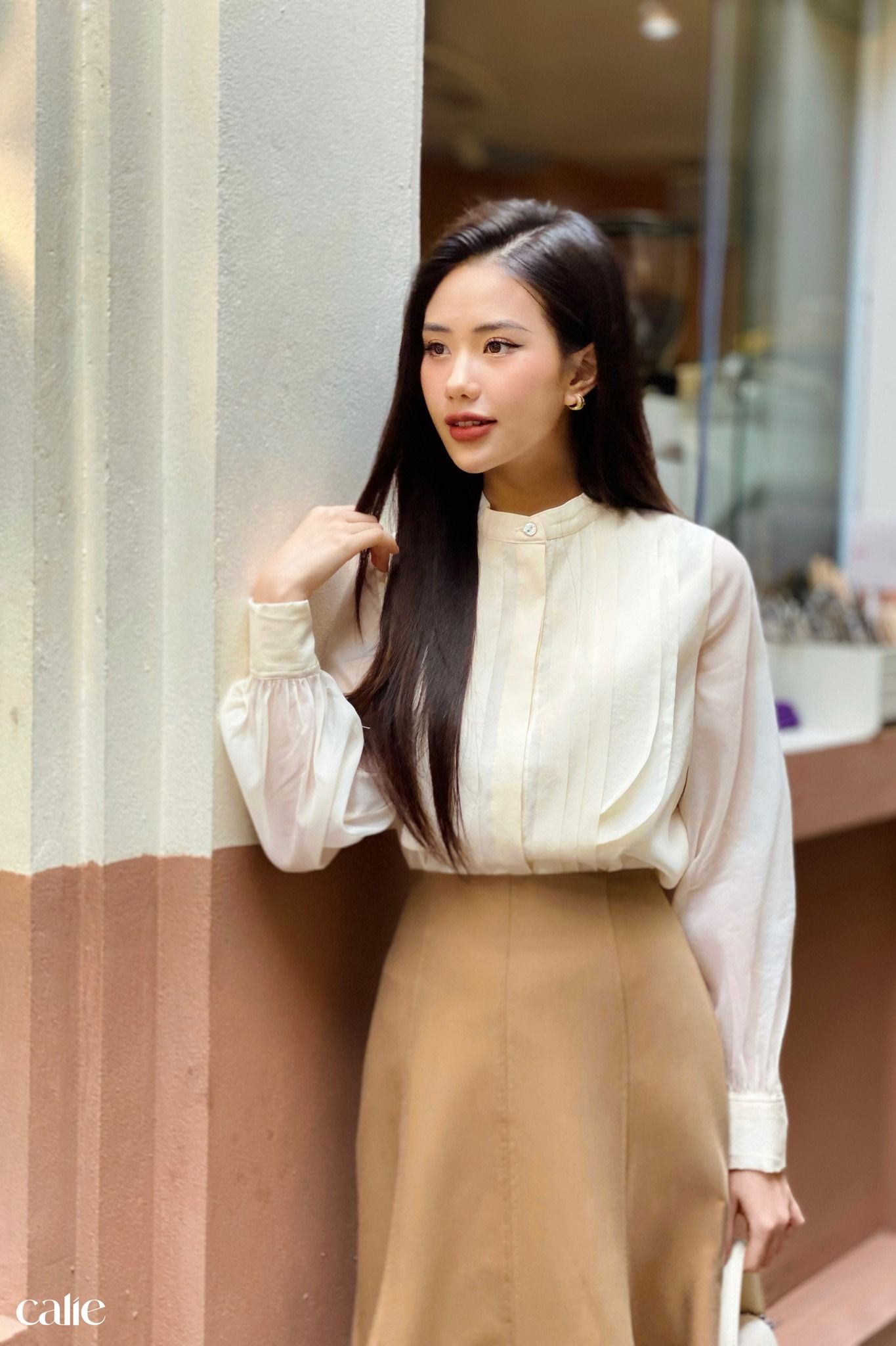 Áo tơ cách điệu xếp ly thân cổ tàu