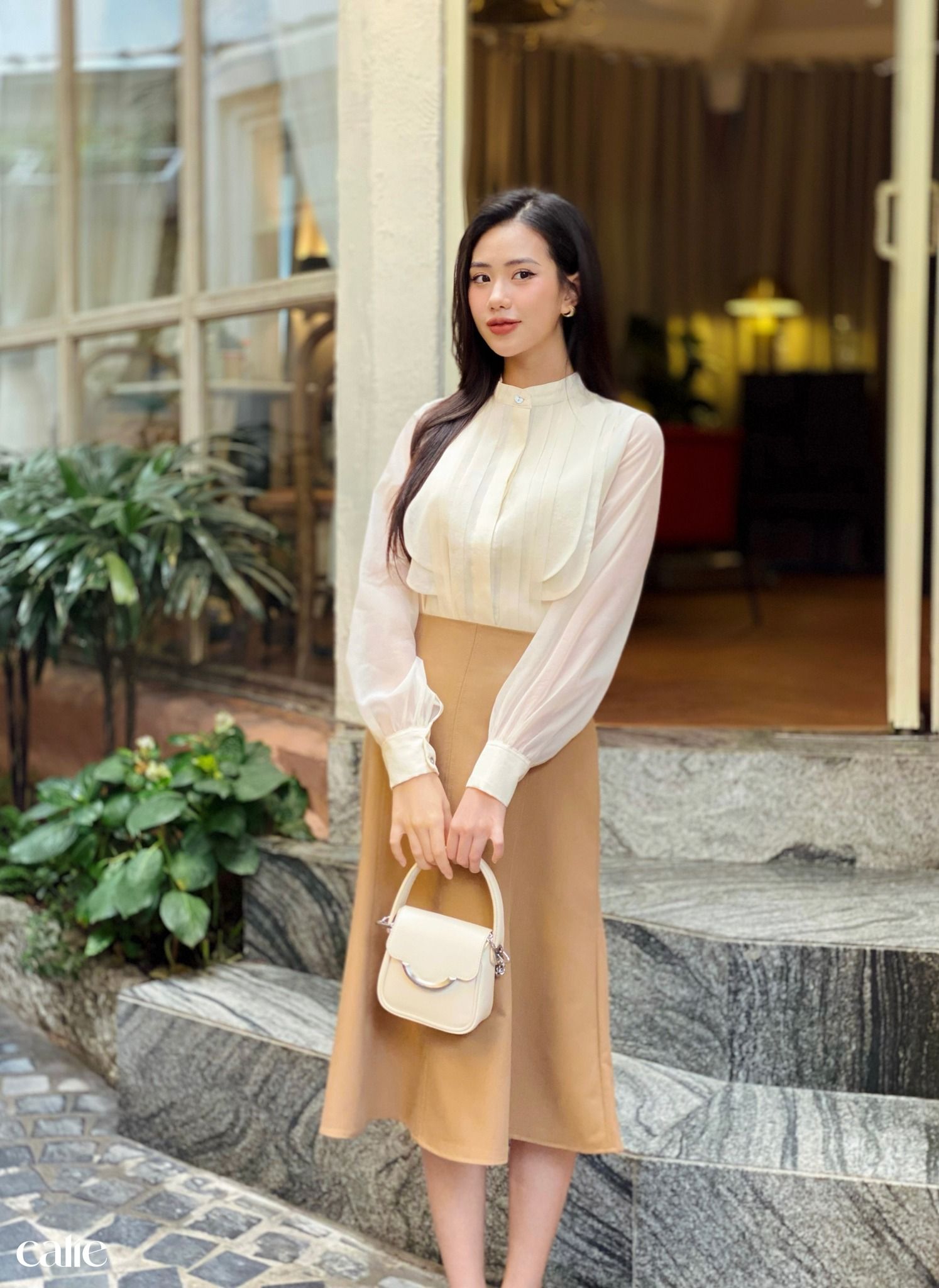 Áo tơ cách điệu xếp ly thân cổ tàu