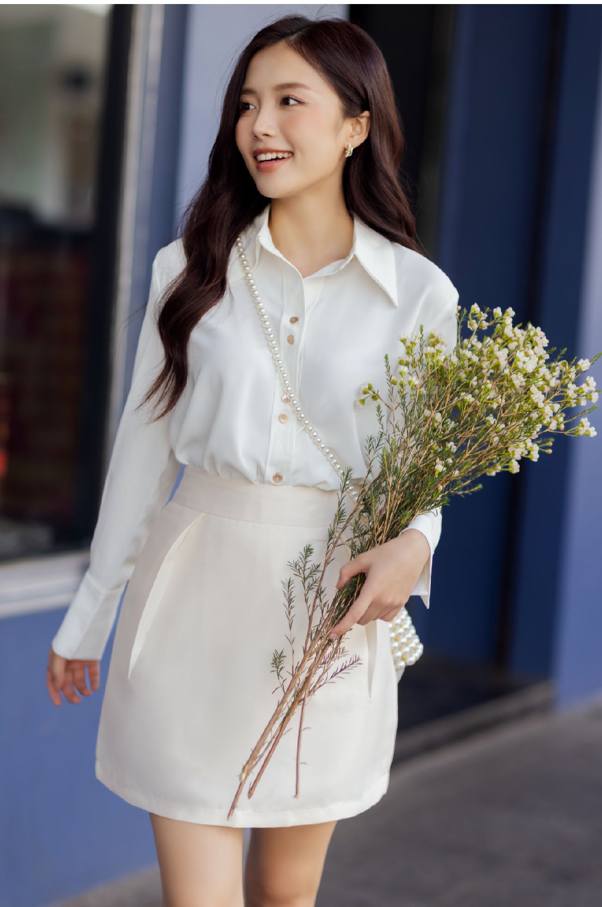 Áo sơ mi basic lá cổ nhọn cúc kim loại đính cách điệu