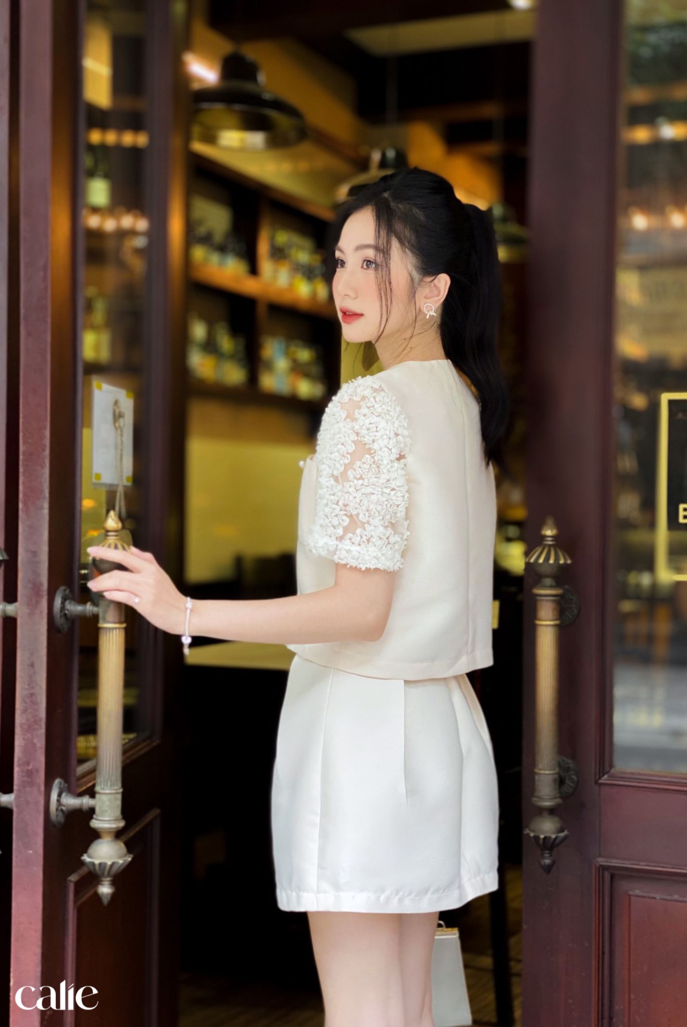 Áo cách điệu tay phối tiểu thư