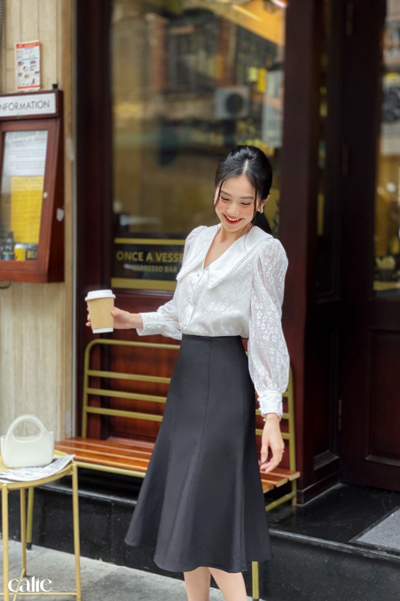 Áo sơ mi ren phối cổ nữ tính