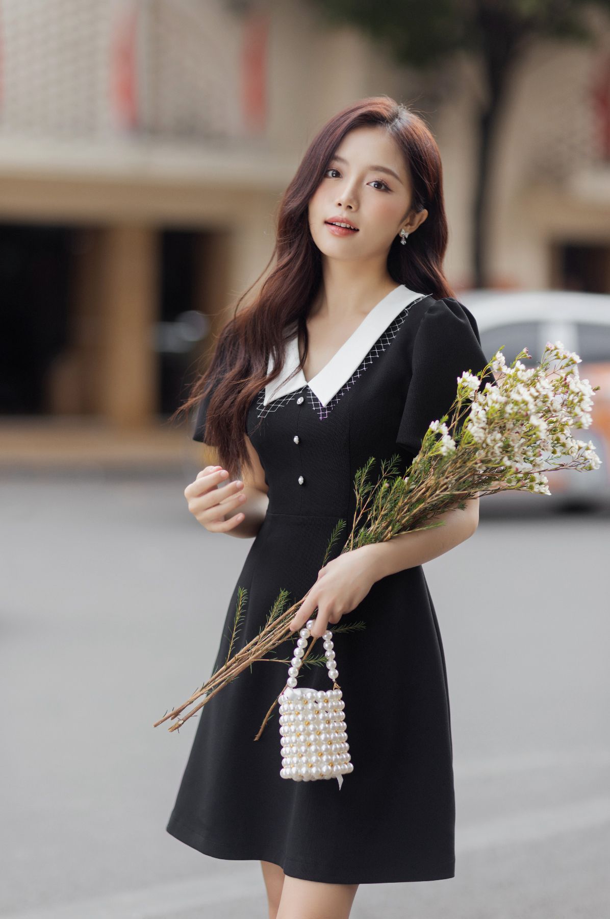 Váy mini dáng A cổ phối lưới trắng đính khuy đá