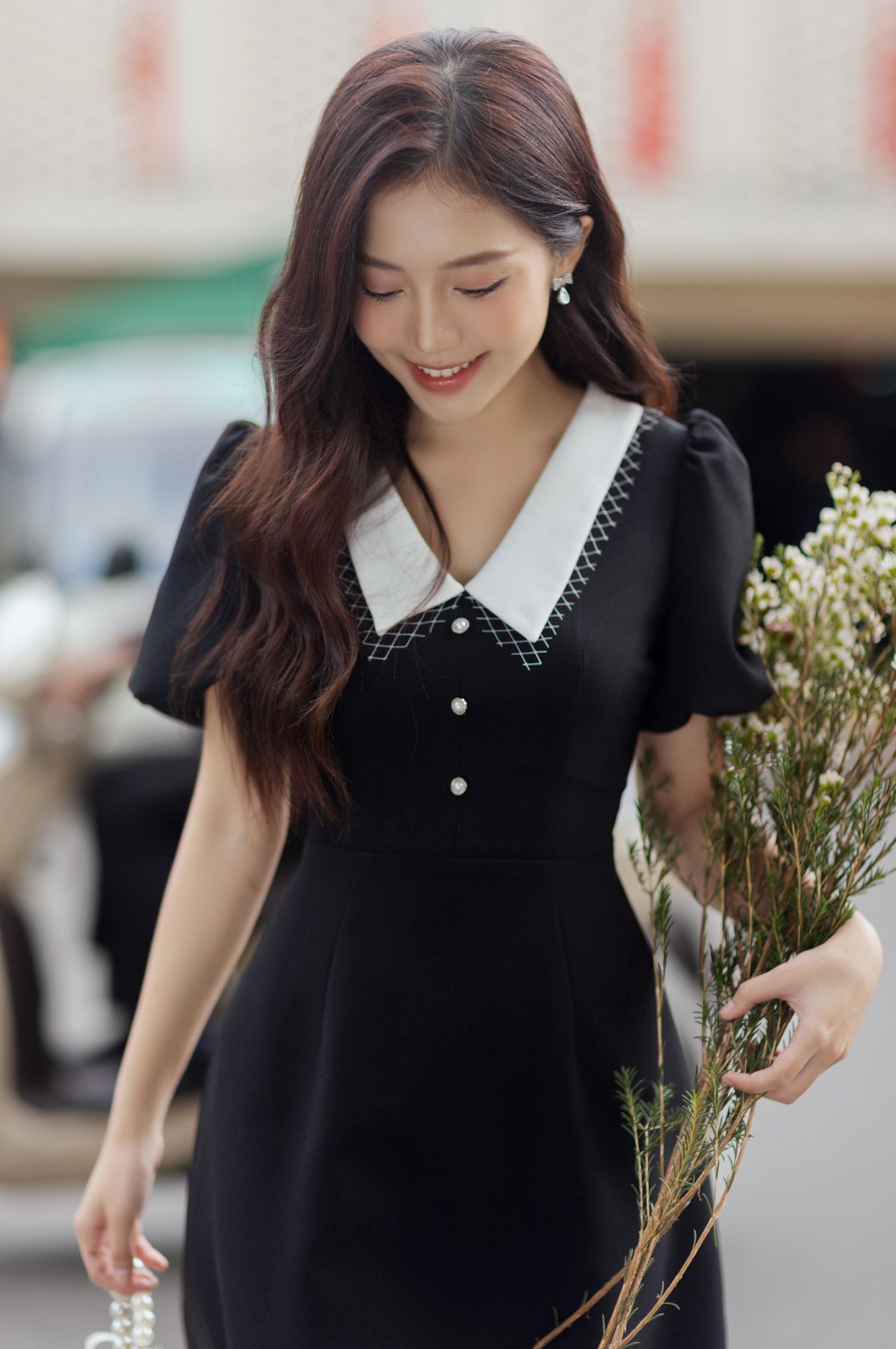 Váy mini dáng A cổ phối lưới trắng đính khuy đá