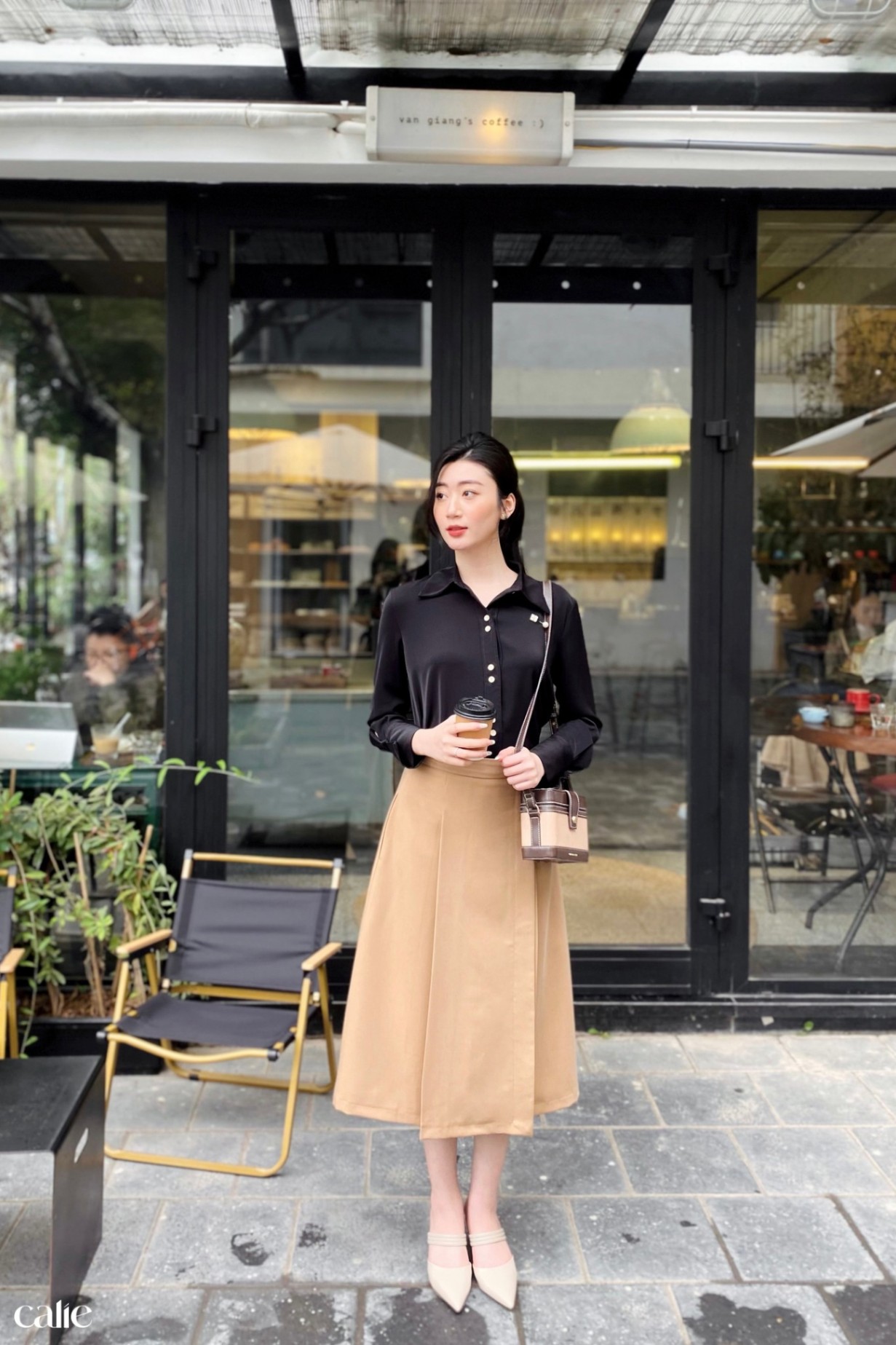 Áo sơ mi basic lá cổ nhọn cúc kim loại đính cách điệu
