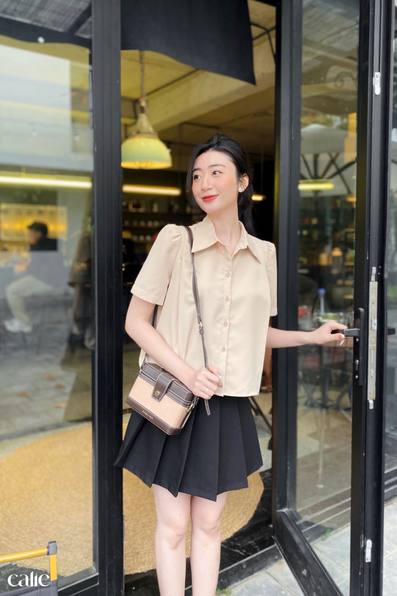 chân váy xếp ly cạp đính cúc lệch 1 bên