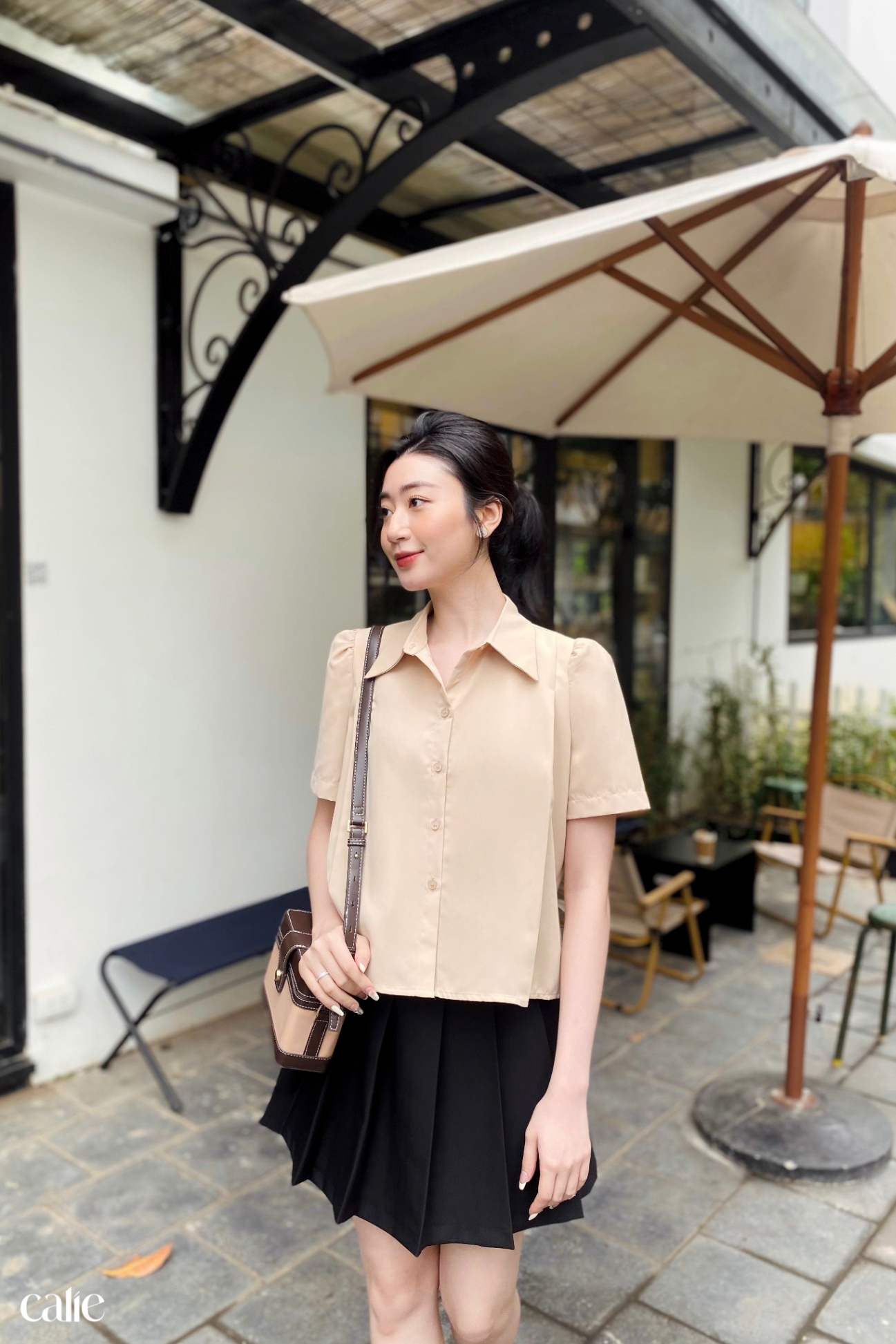 chân váy xếp ly cạp đính cúc lệch 1 bên