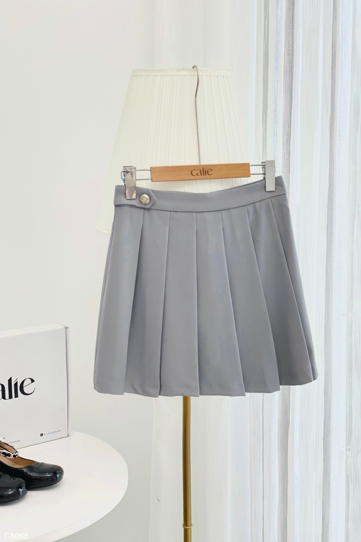 chân váy xếp ly cạp đính cúc lệch 1 bên