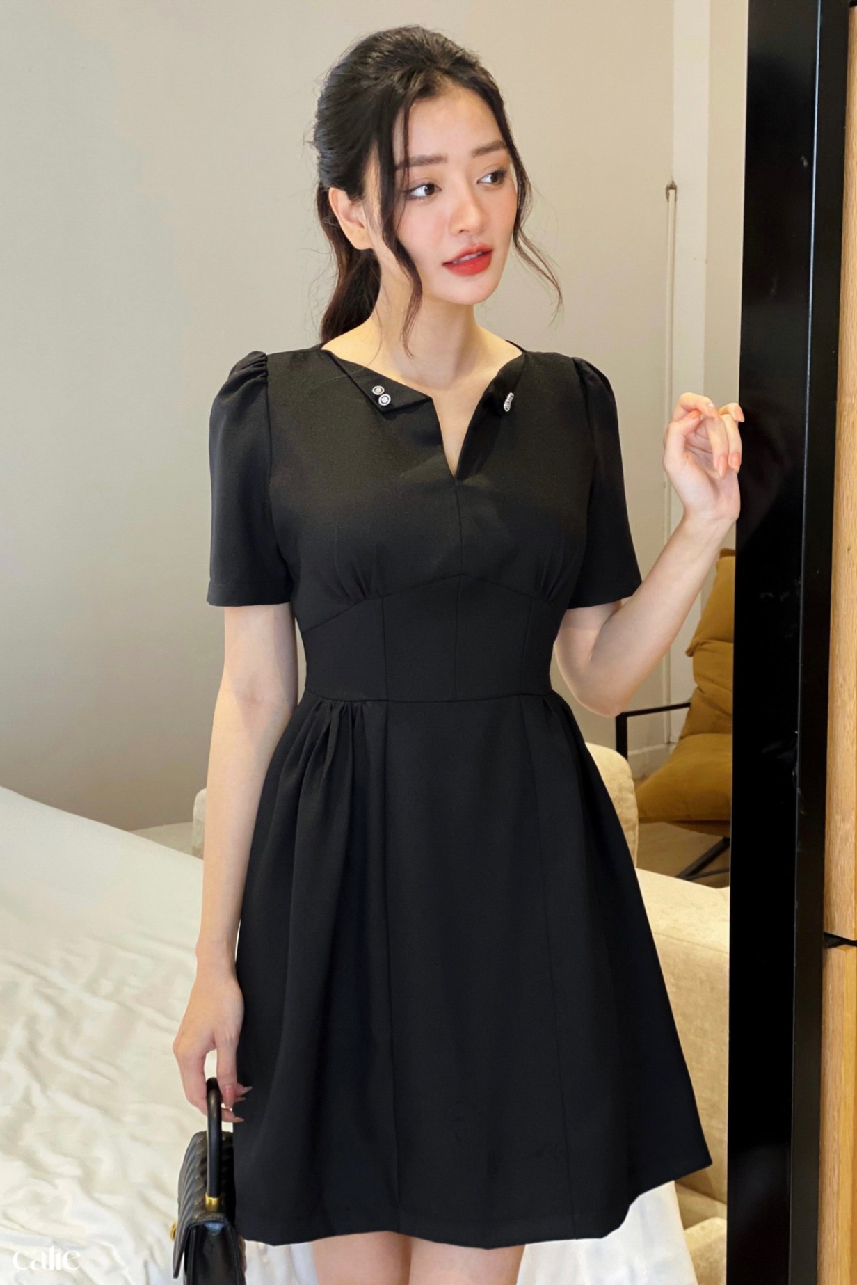 Váy dáng xòe chiết eo cổ cách điệu