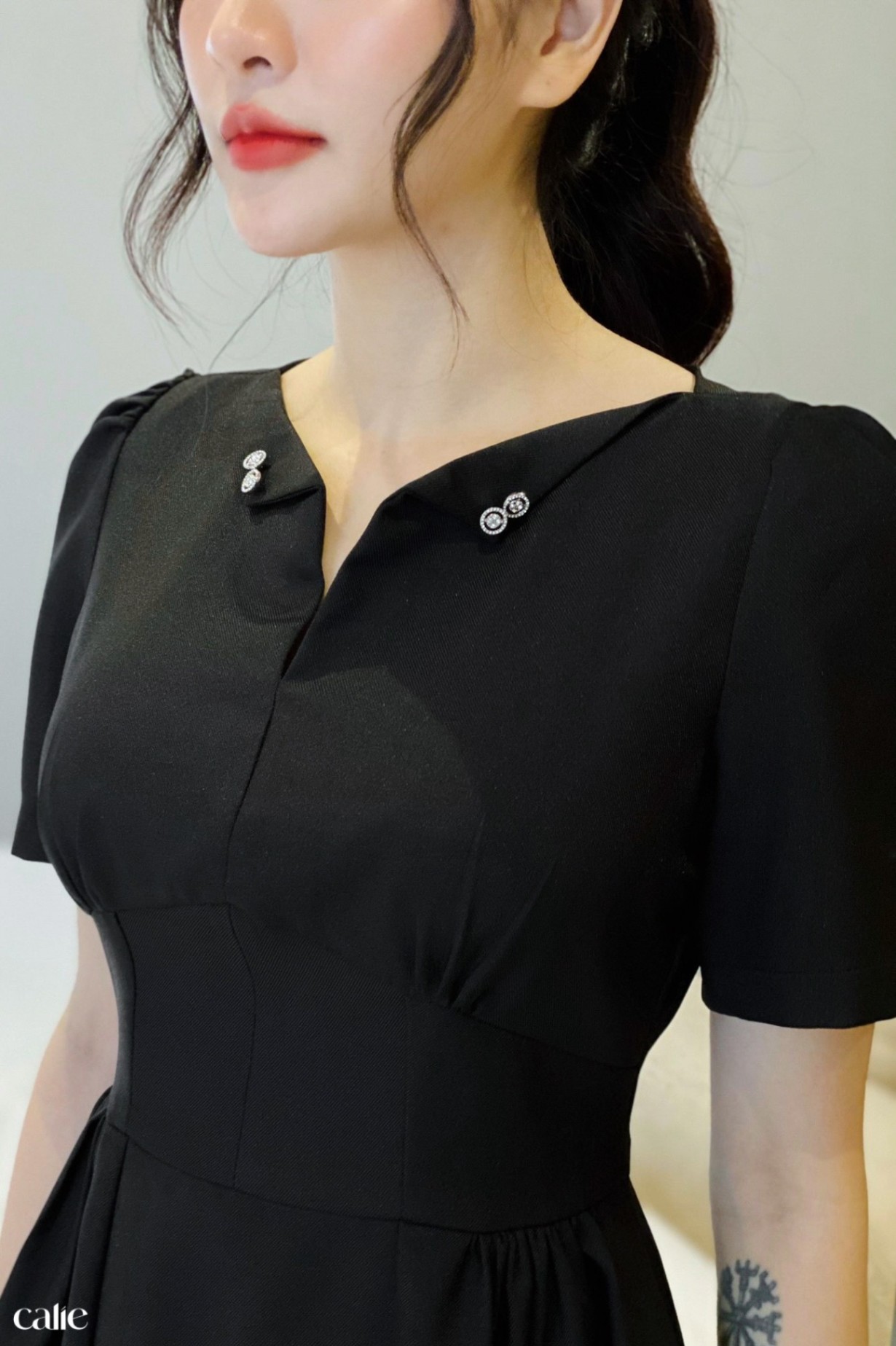 Váy dáng xòe chiết eo cổ cách điệu