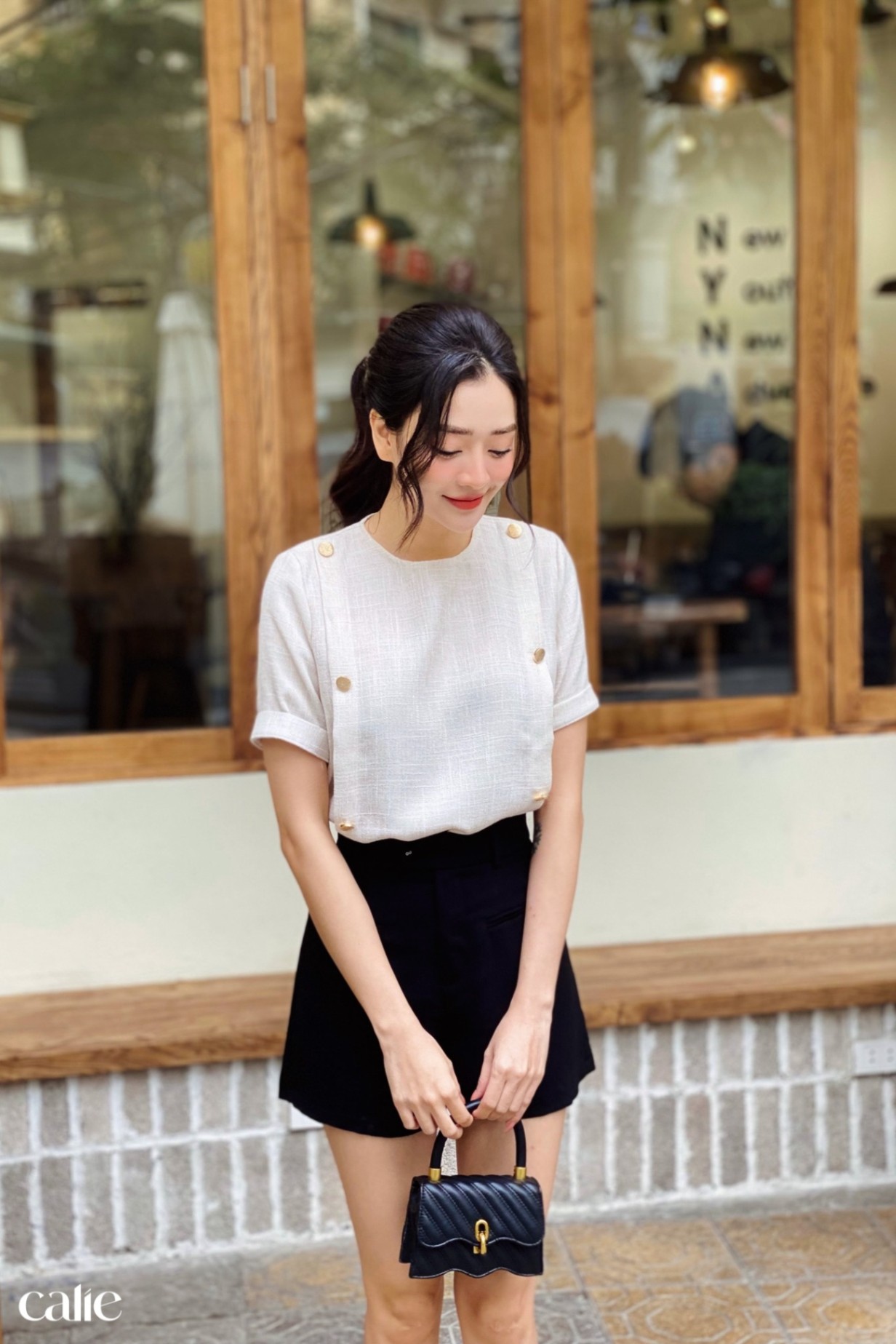 Áo cách điệu tay cộc lơ vê đính cúc
