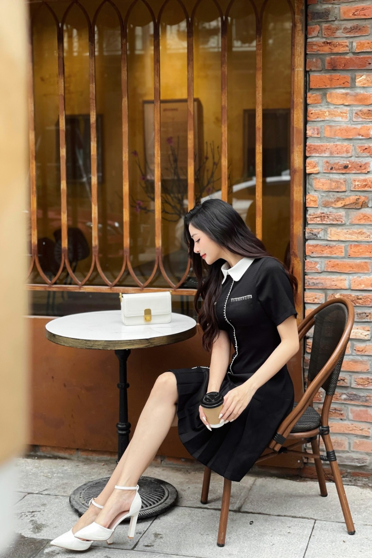 Váy dáng A cổ sen xếp ly chân thanh lịch