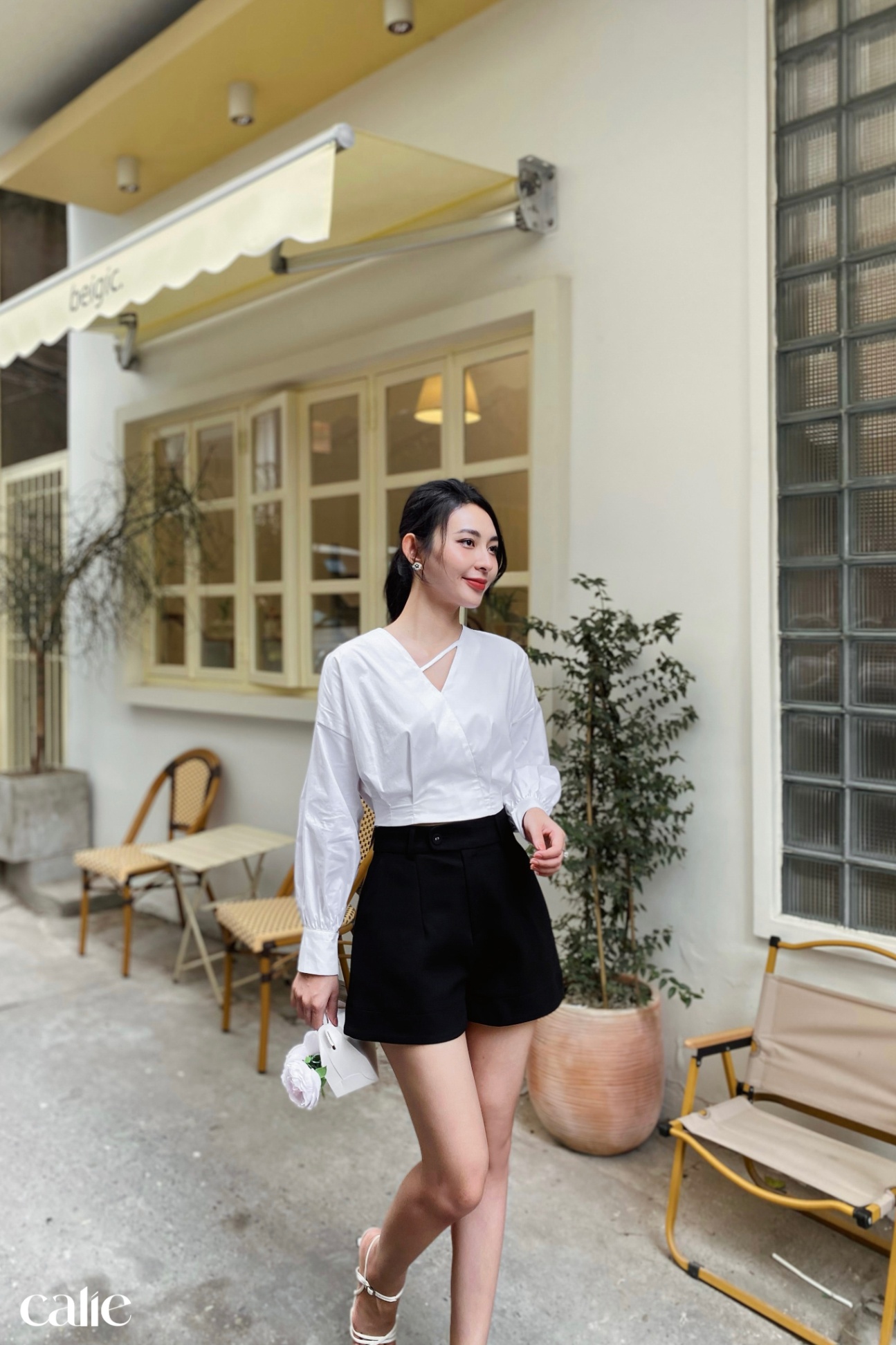 Áo croptop cổ V đặt dây trang trí tay dài