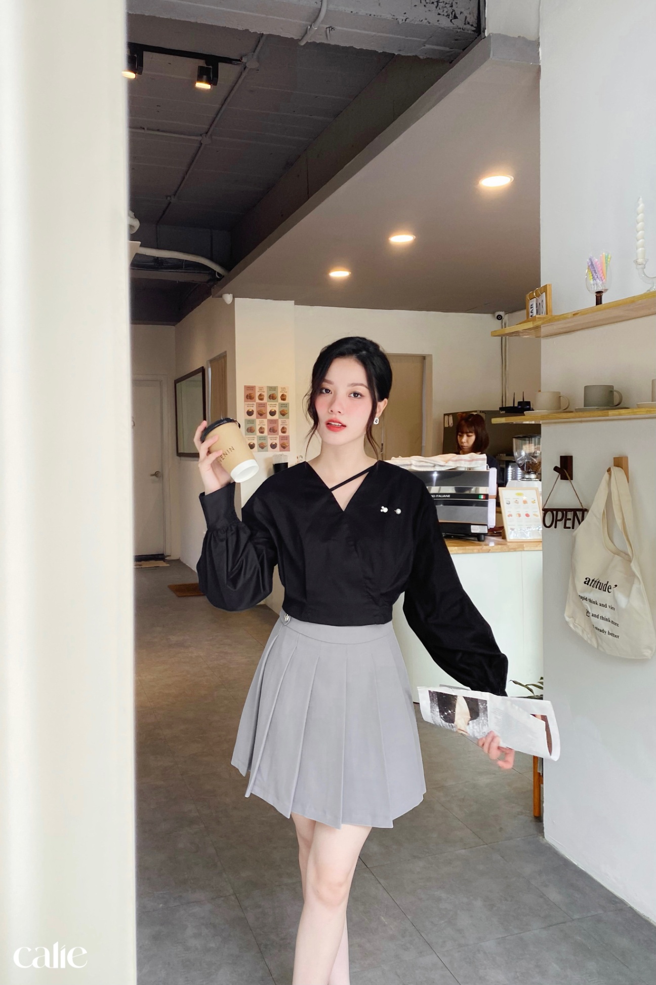 Áo croptop cổ V đặt dây trang trí tay dài