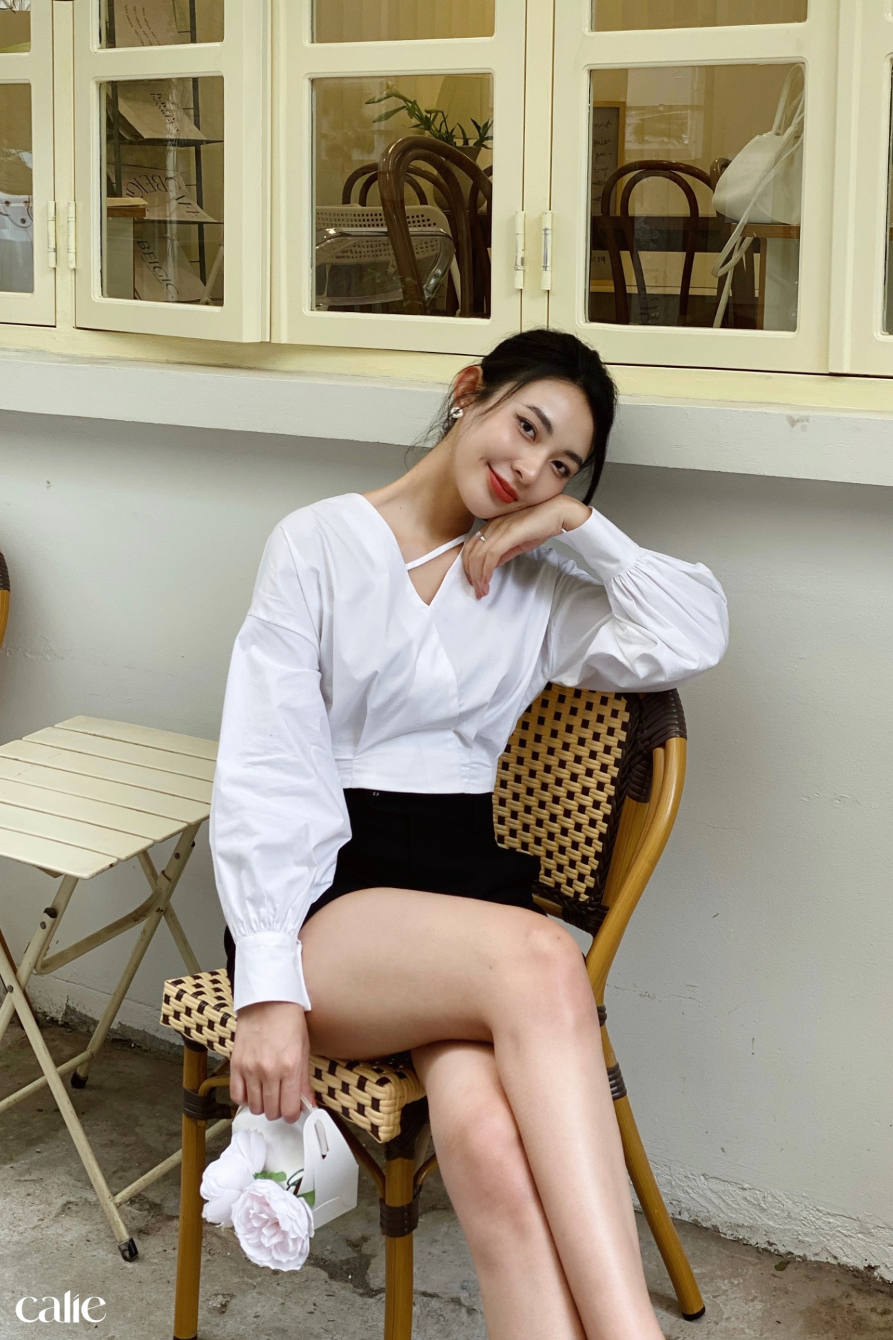 Áo croptop cổ V đặt dây trang trí tay dài